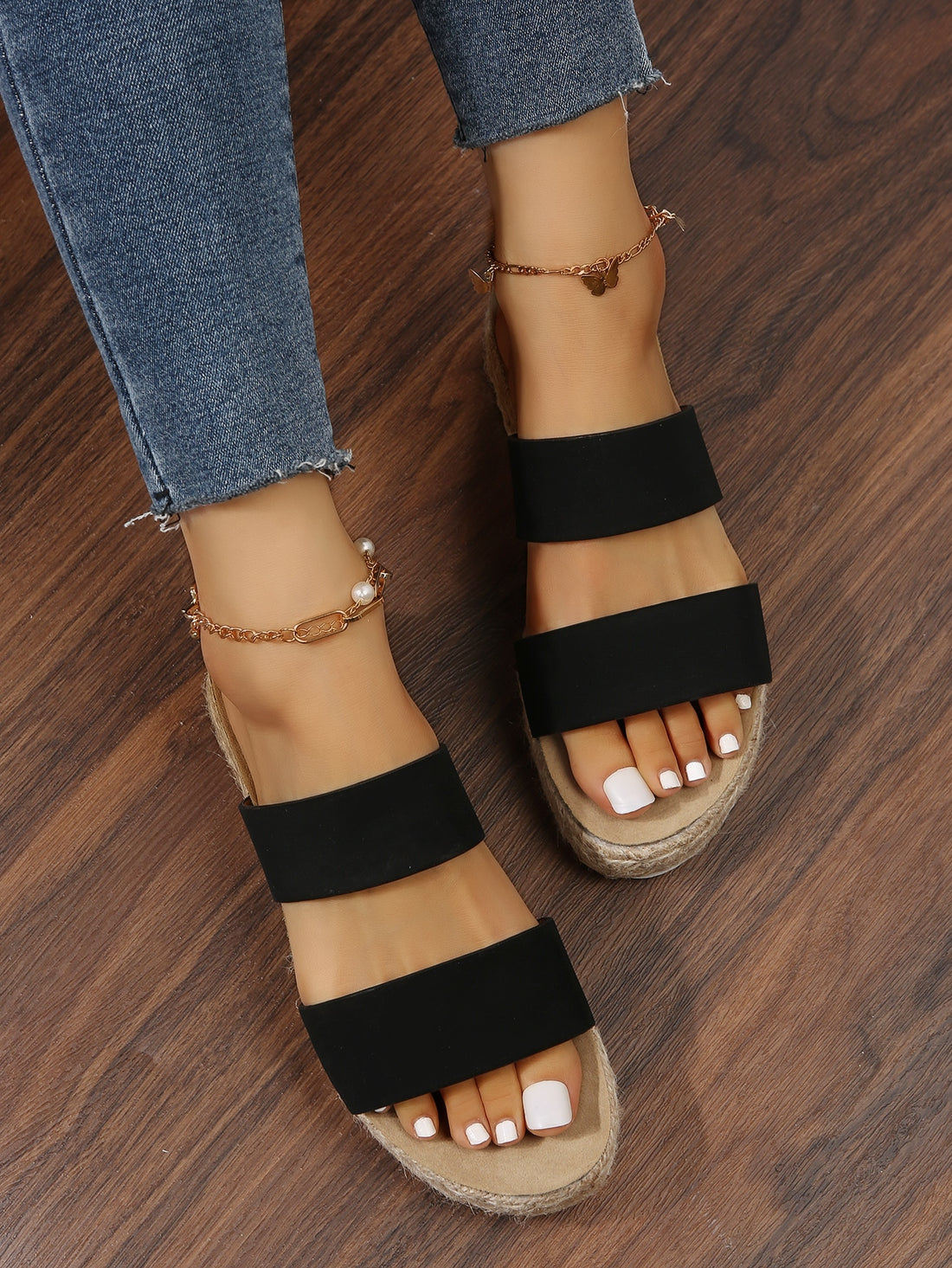 Women’s black open-toe flatform espadrille sandals with a plain casual design for outdoor spring and summer wear.