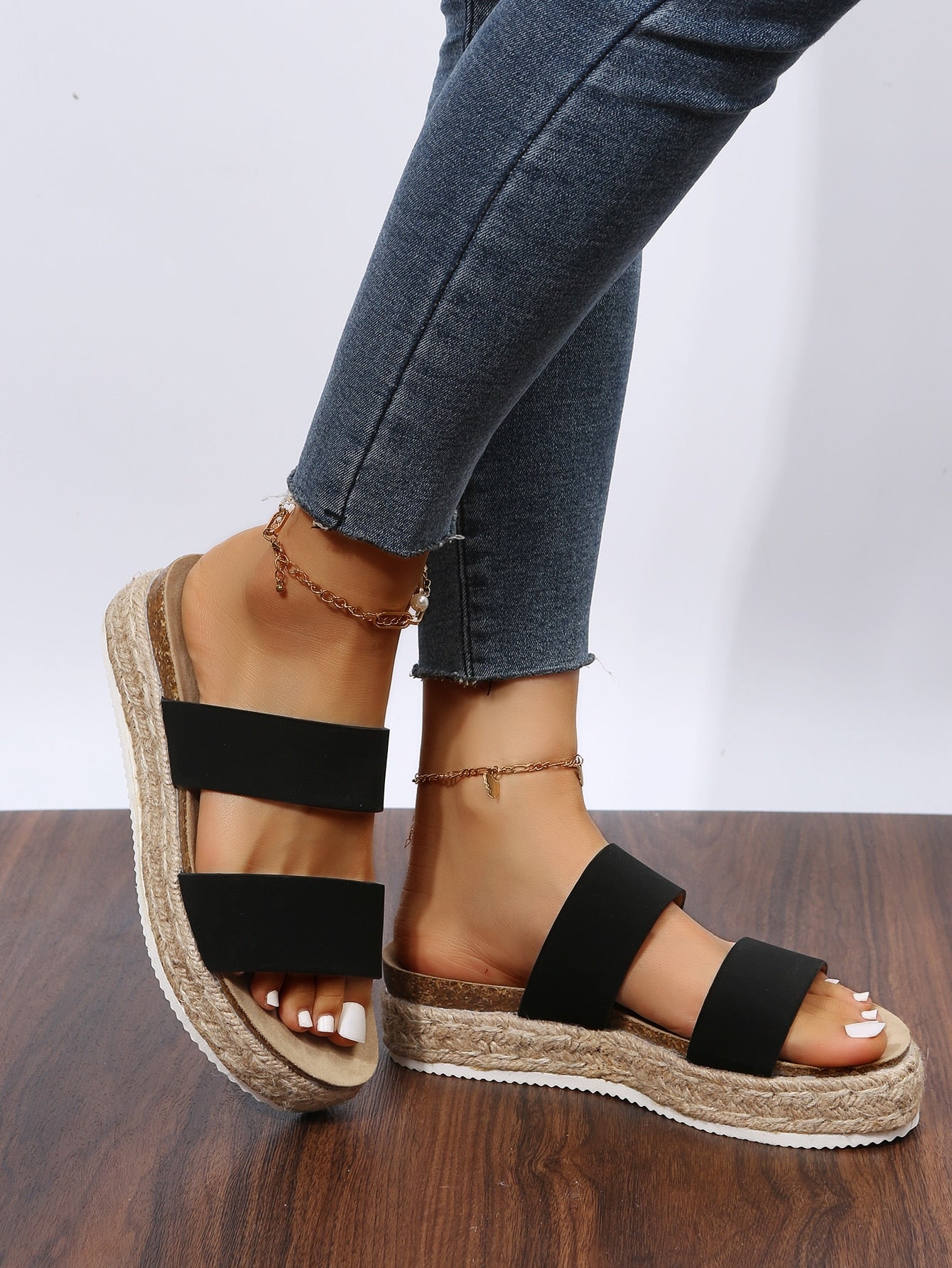 Women’s black open-toe flatform espadrille sandals with a plain casual design for outdoor spring and summer wear.