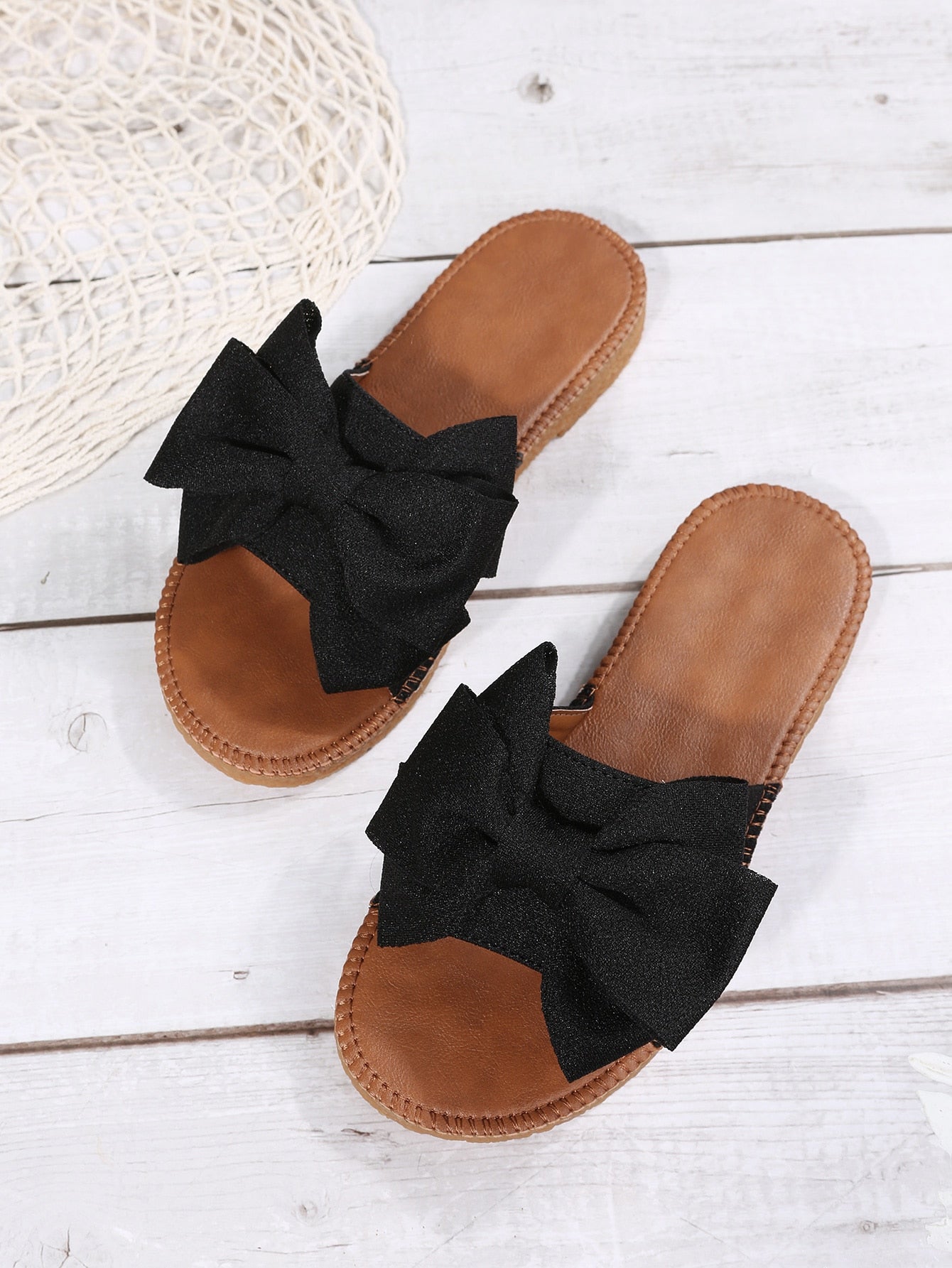 Women’s flat slide sandals with bowknot detail, open toe, and slip-on design