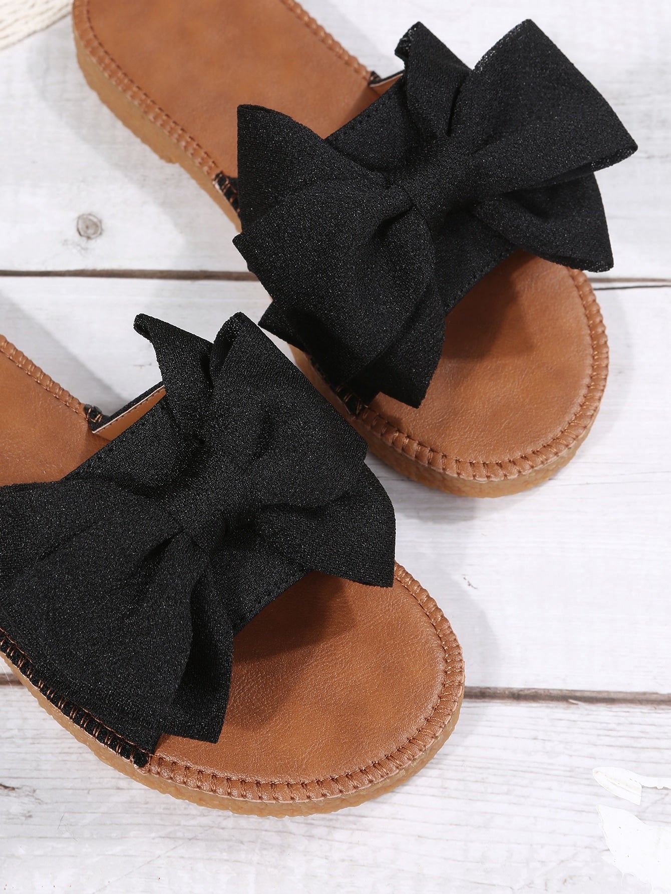 Women’s flat slide sandals with bowknot detail, open toe, and slip-on design