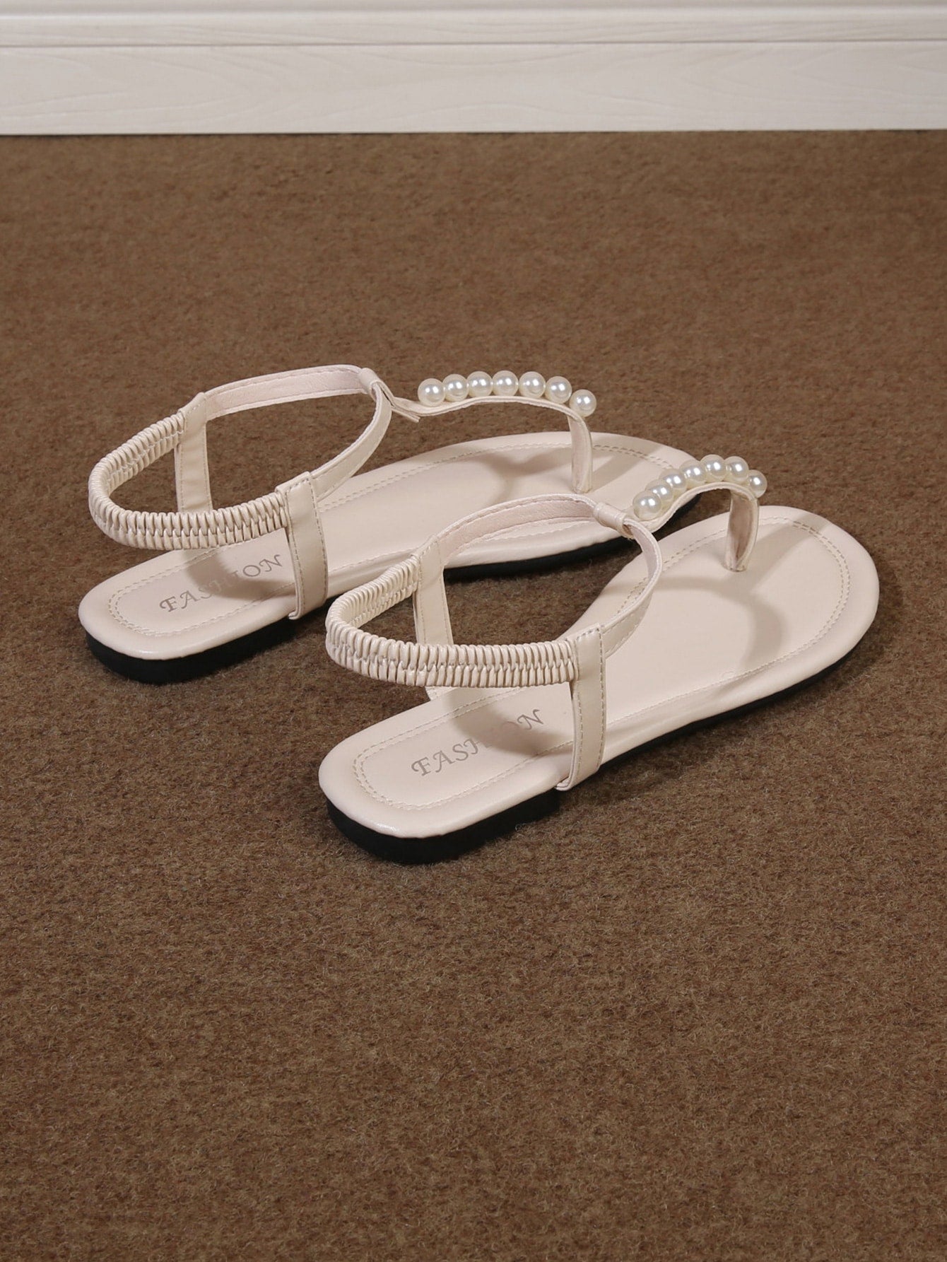 Women’s Roman style strap slide sandals with flat sole, buckle detail, and round toe, designed as casual slip-on beach and outdoor sandals.