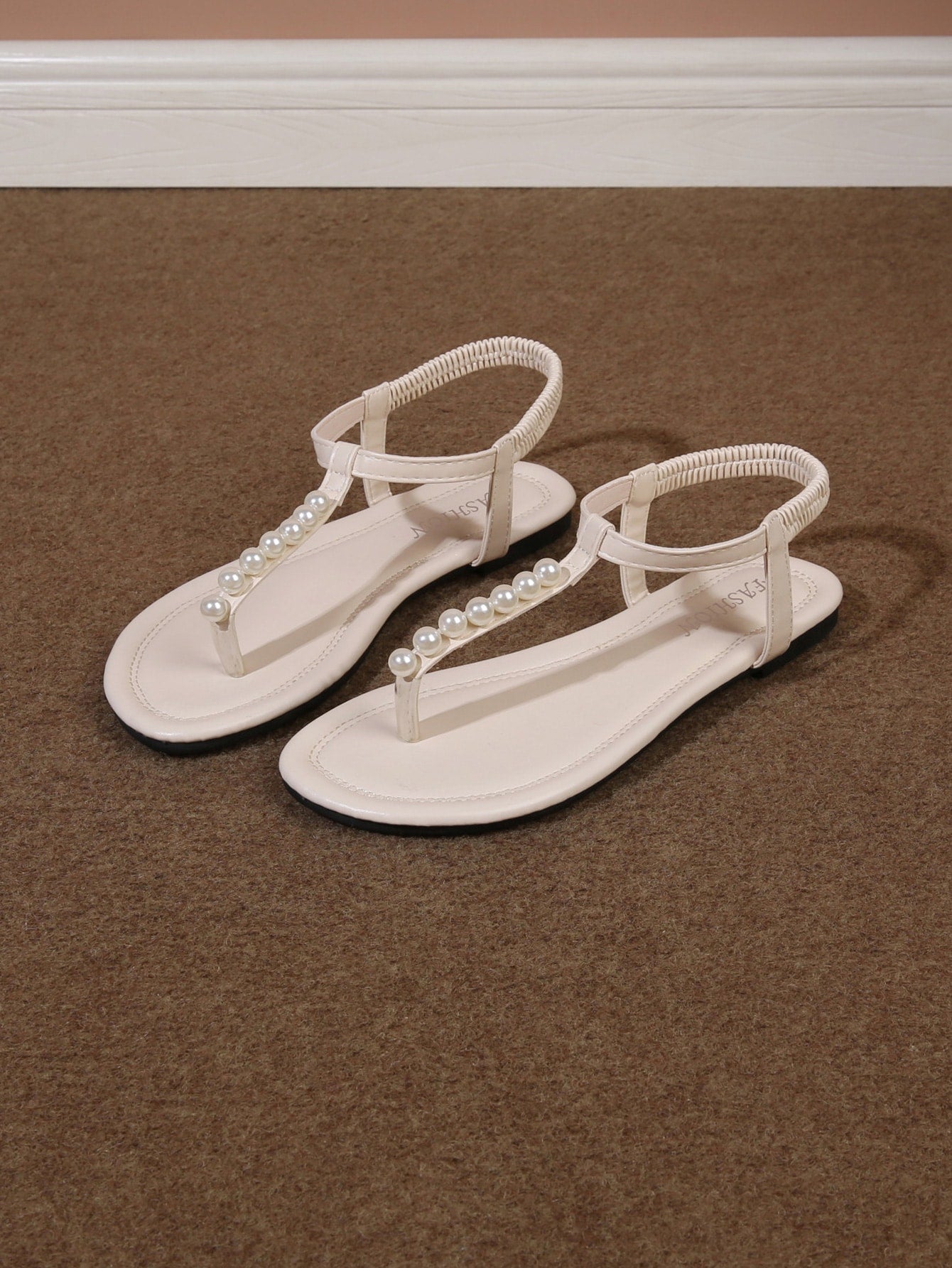 Women’s Roman style strap slide sandals with flat sole, buckle detail, and round toe, designed as casual slip-on beach and outdoor sandals.