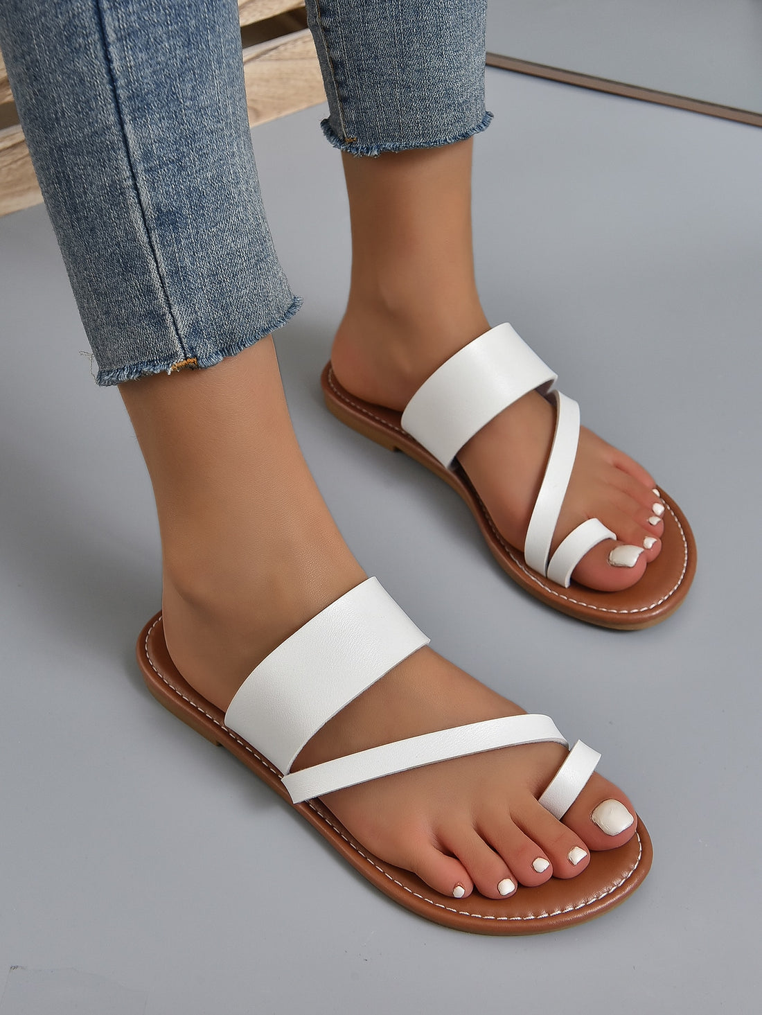Women's toe ring design thong flat sandals in a plain beach style with splicing detail.