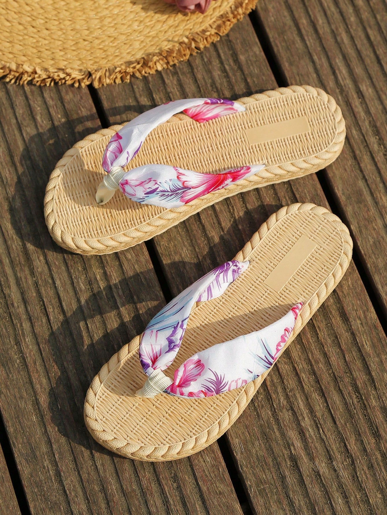 Women's classic leopard print flip flops with flat anti-slip sole, bohemian summer beach slipper style for outdoor wear