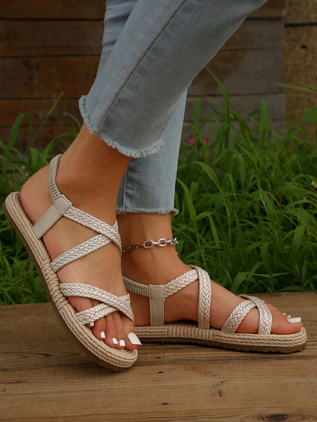 Women’s flat open-toe slide sandals with criss-cross woven straps and a plain casual design for daily, beach, and summer outdoor wear.