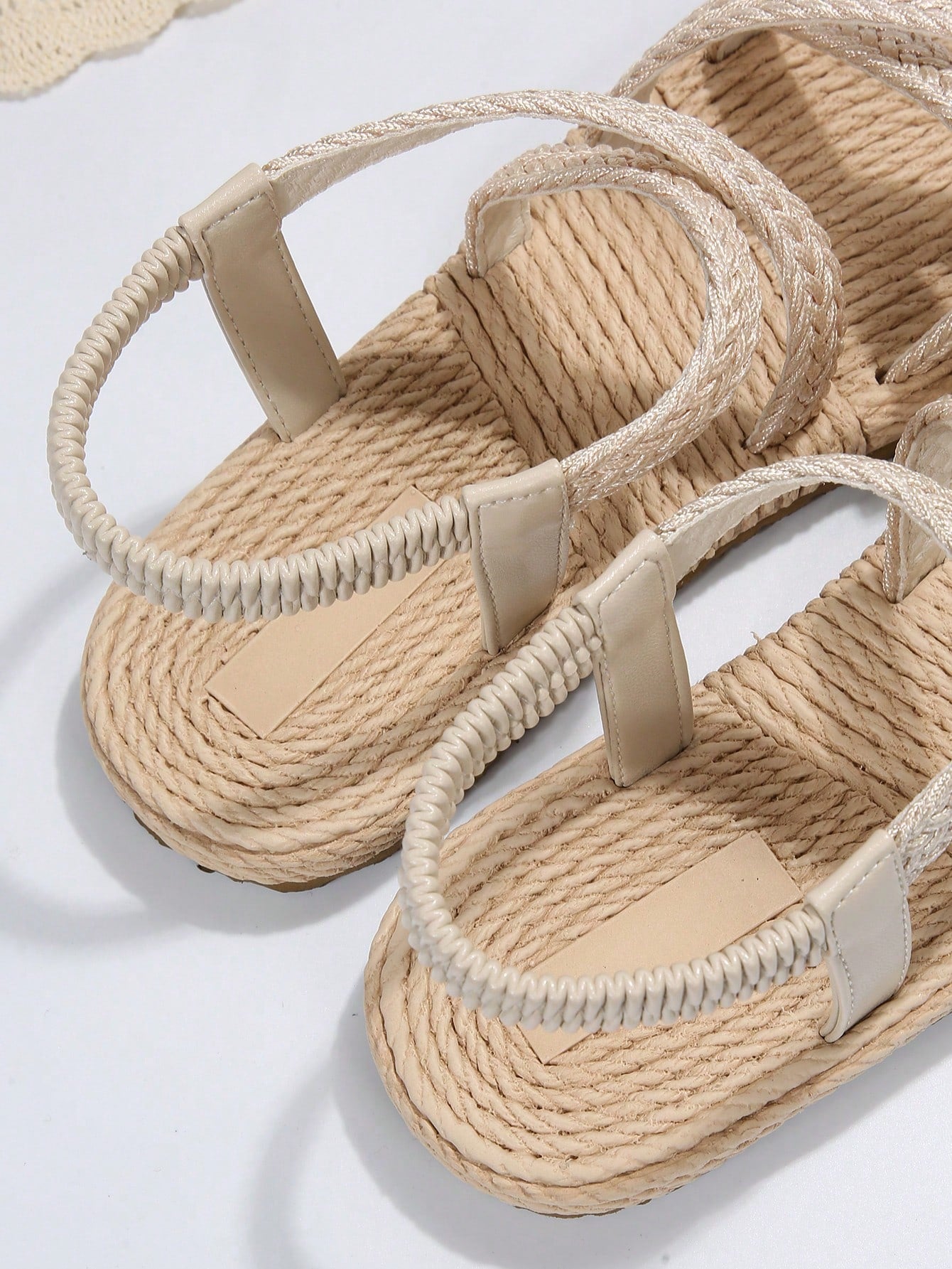 Women’s flat open-toe slide sandals with criss-cross woven straps and a plain casual design for daily, beach, and summer outdoor wear.