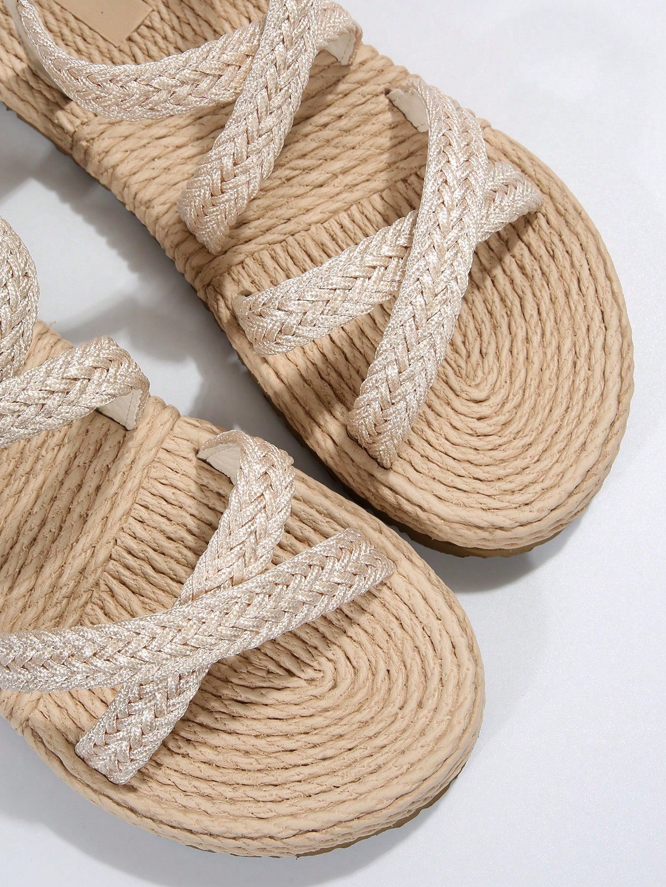 Women’s flat open-toe slide sandals with criss-cross woven straps and a plain casual design for daily, beach, and summer outdoor wear.