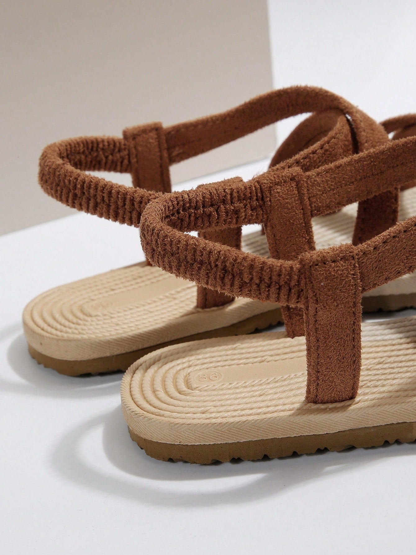 Women’s flat open-toe slide sandals with criss-cross woven straps and a plain casual design for daily, beach, and summer outdoor wear.