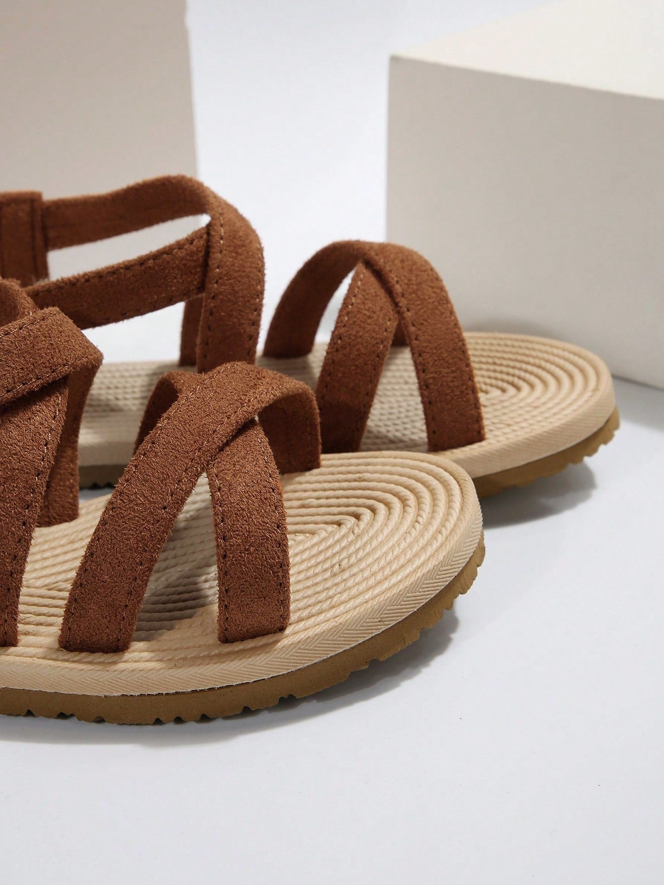 Women’s flat open-toe slide sandals with criss-cross woven straps and a plain casual design for daily, beach, and summer outdoor wear.