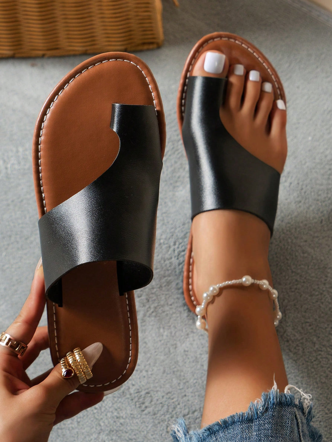 Women's flat toe post slide sandals with a plain casual design, soft sole, and anti-slip outsole, suitable for summer outdoor use.