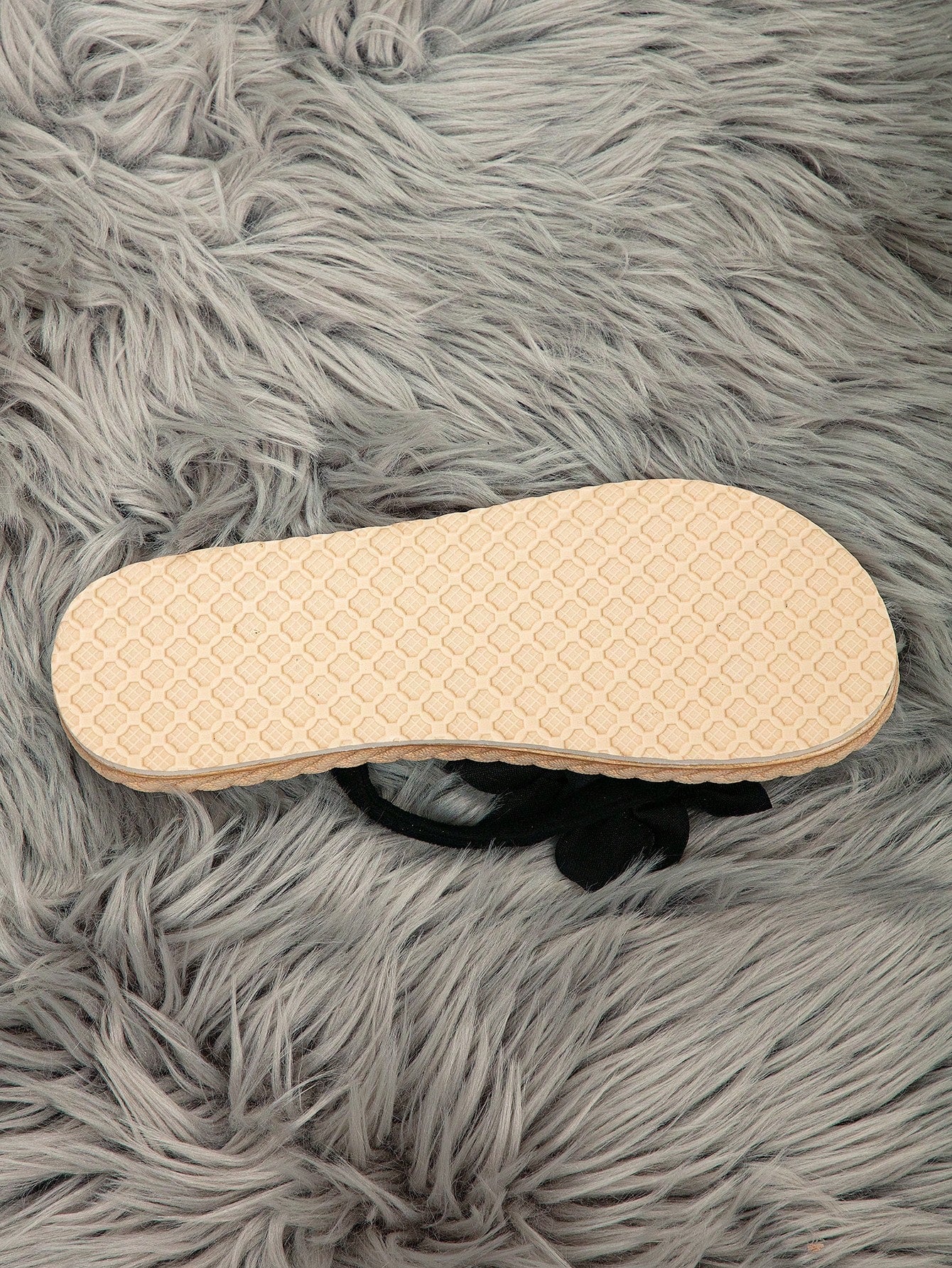Women's woven-style flat beach flip-flop sandals with black peony applique decoration and casual design