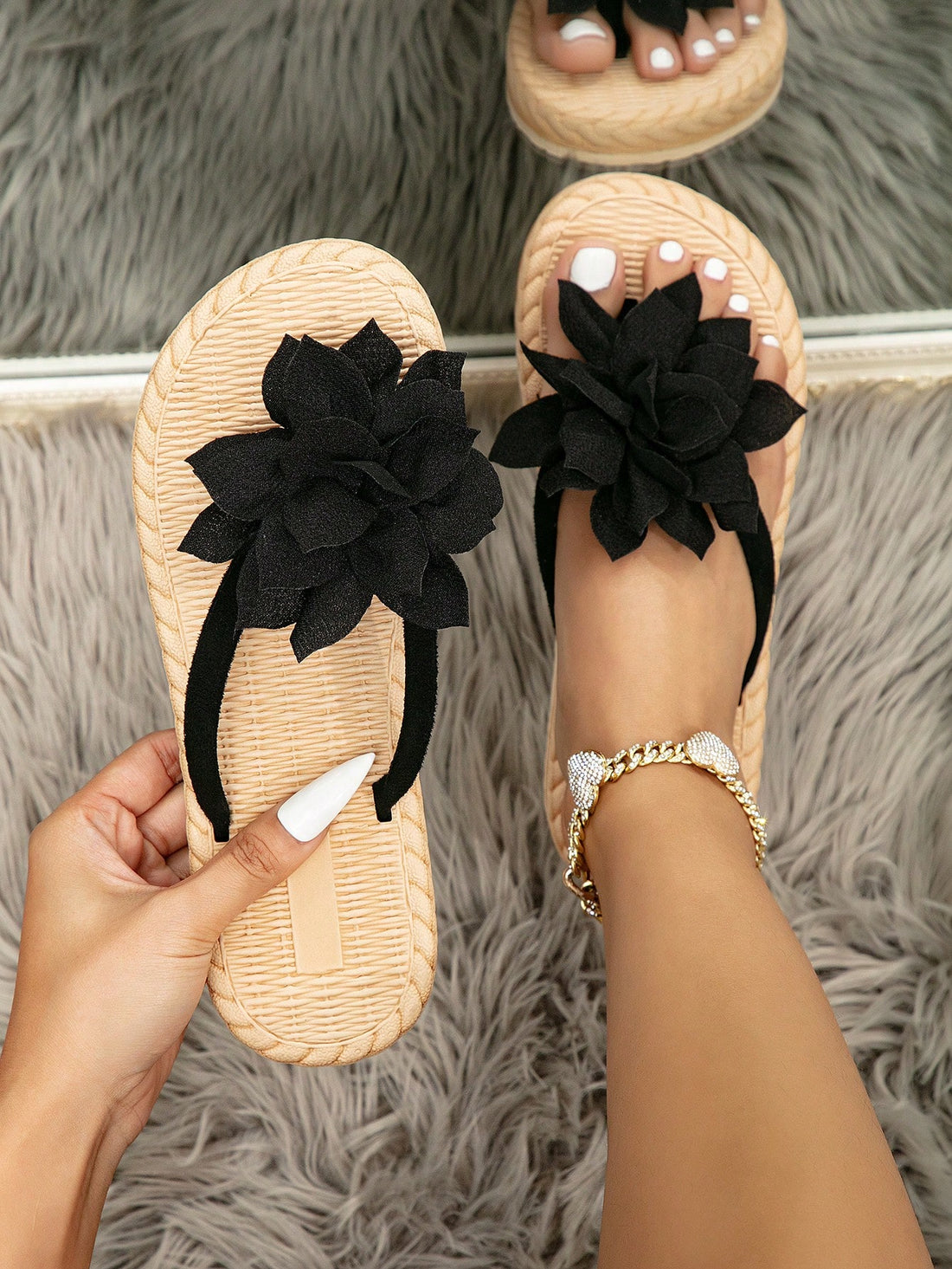 Women's woven-style flat beach flip-flop sandals with black peony applique decoration and casual design