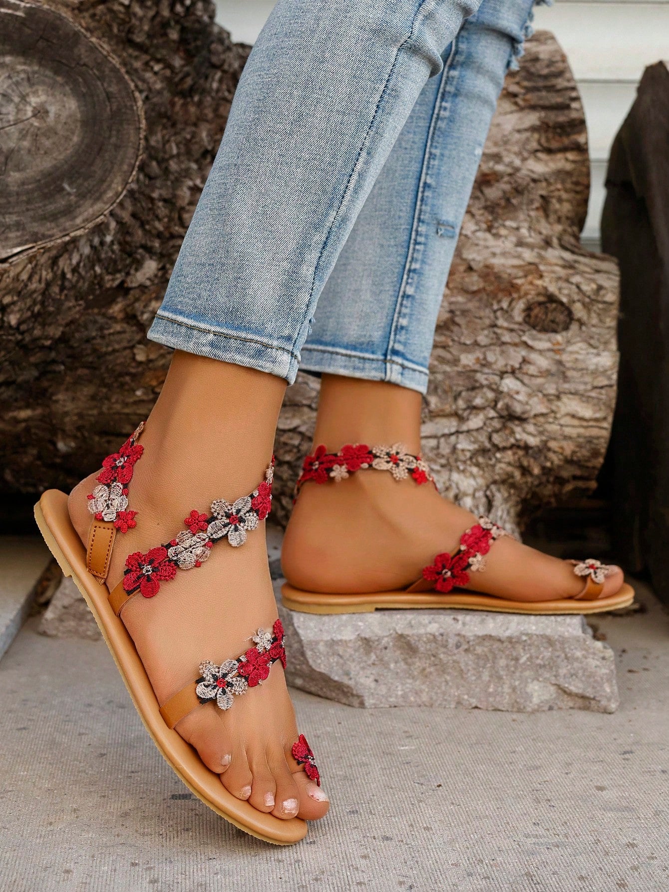 Women's white appliques decor slingback thong flat sandals with toe post, beach style, and animal and plants pattern.