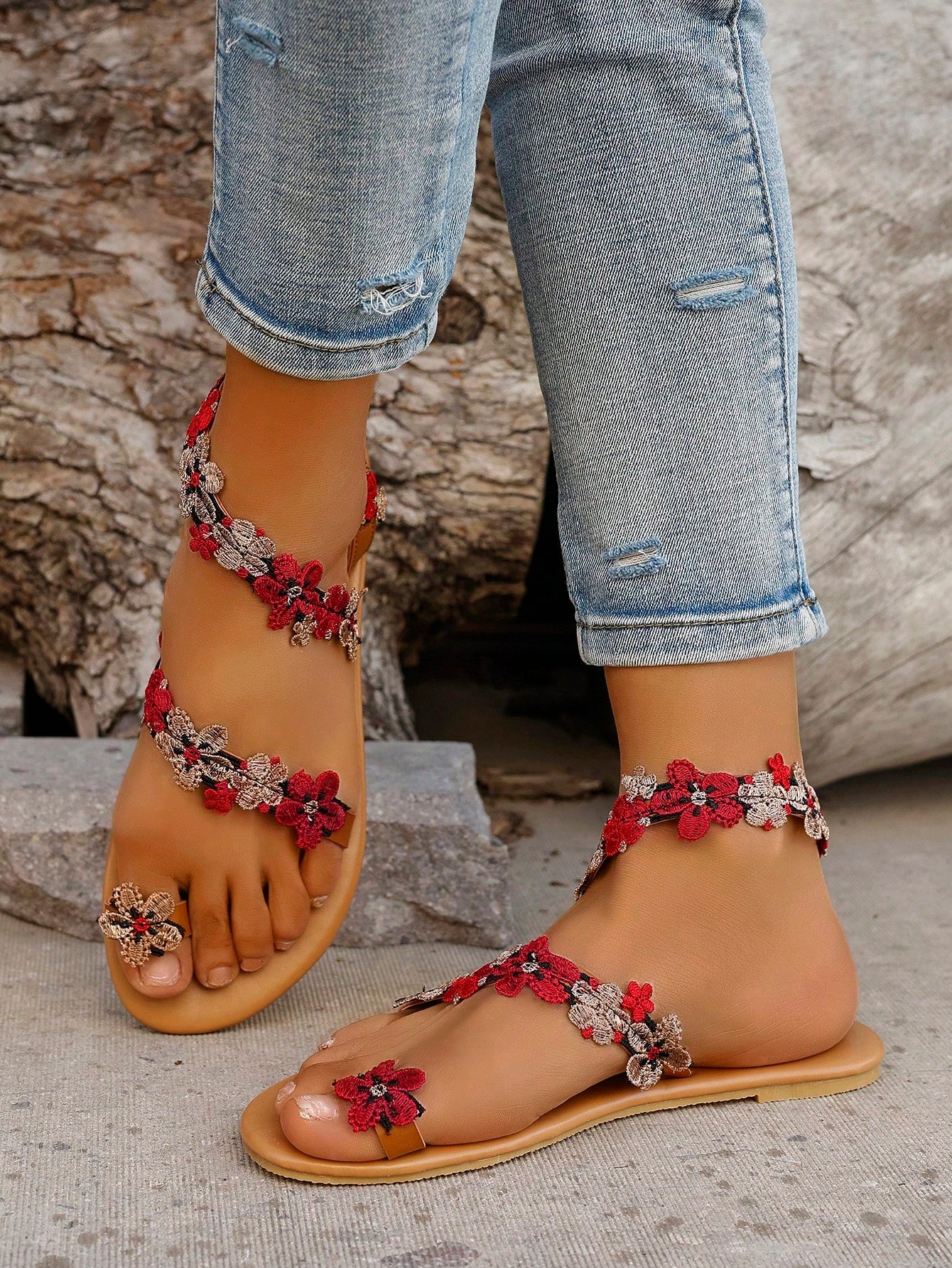 Women's white appliques decor slingback thong flat sandals with toe post, beach style, and animal and plants pattern.