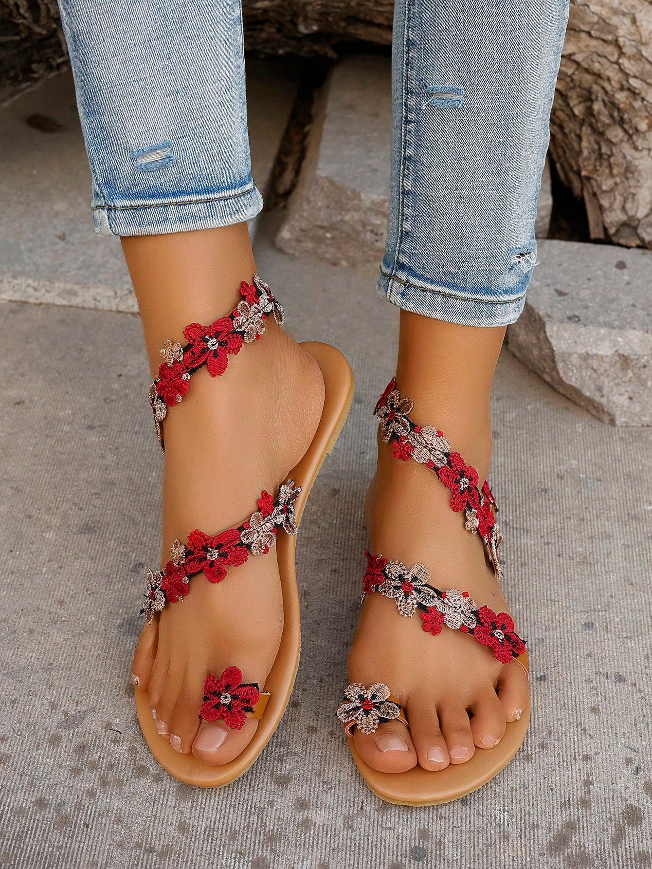 Women's white appliques decor slingback thong flat sandals with toe post, beach style, and animal and plants pattern.