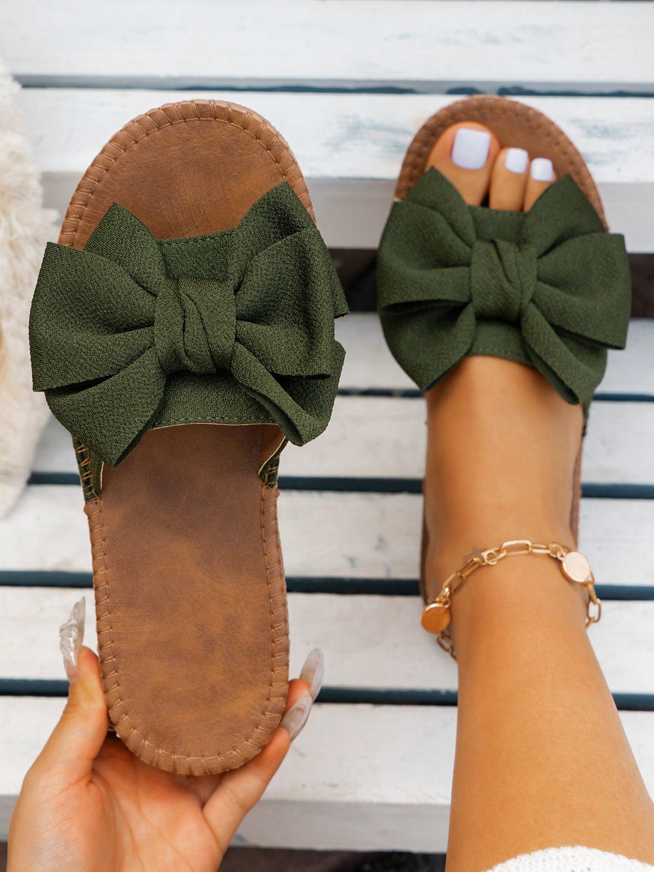 Women’s flat slide sandals with bowknot detail, open toe, and slip-on design