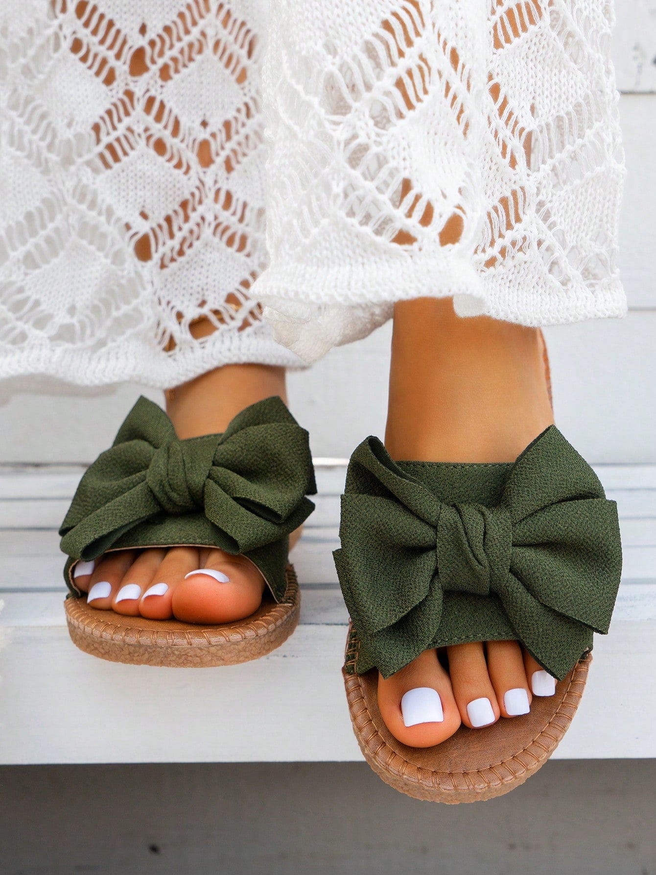 Women’s flat slide sandals with bowknot detail, open toe, and slip-on design