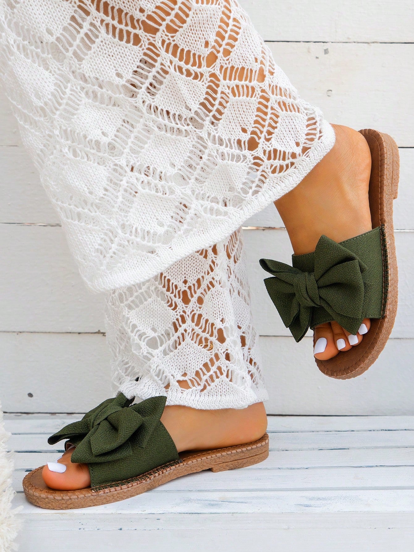 Women’s flat slide sandals with bowknot detail, open toe, and slip-on design