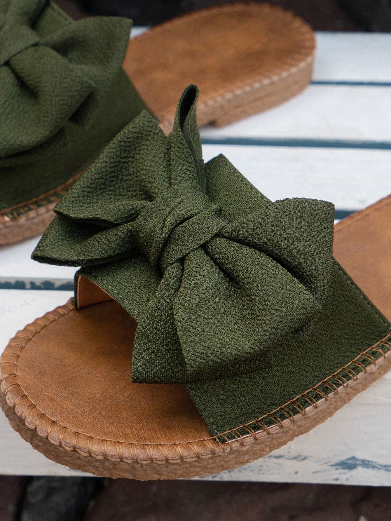 Women’s flat slide sandals with bowknot detail, open toe, and slip-on design