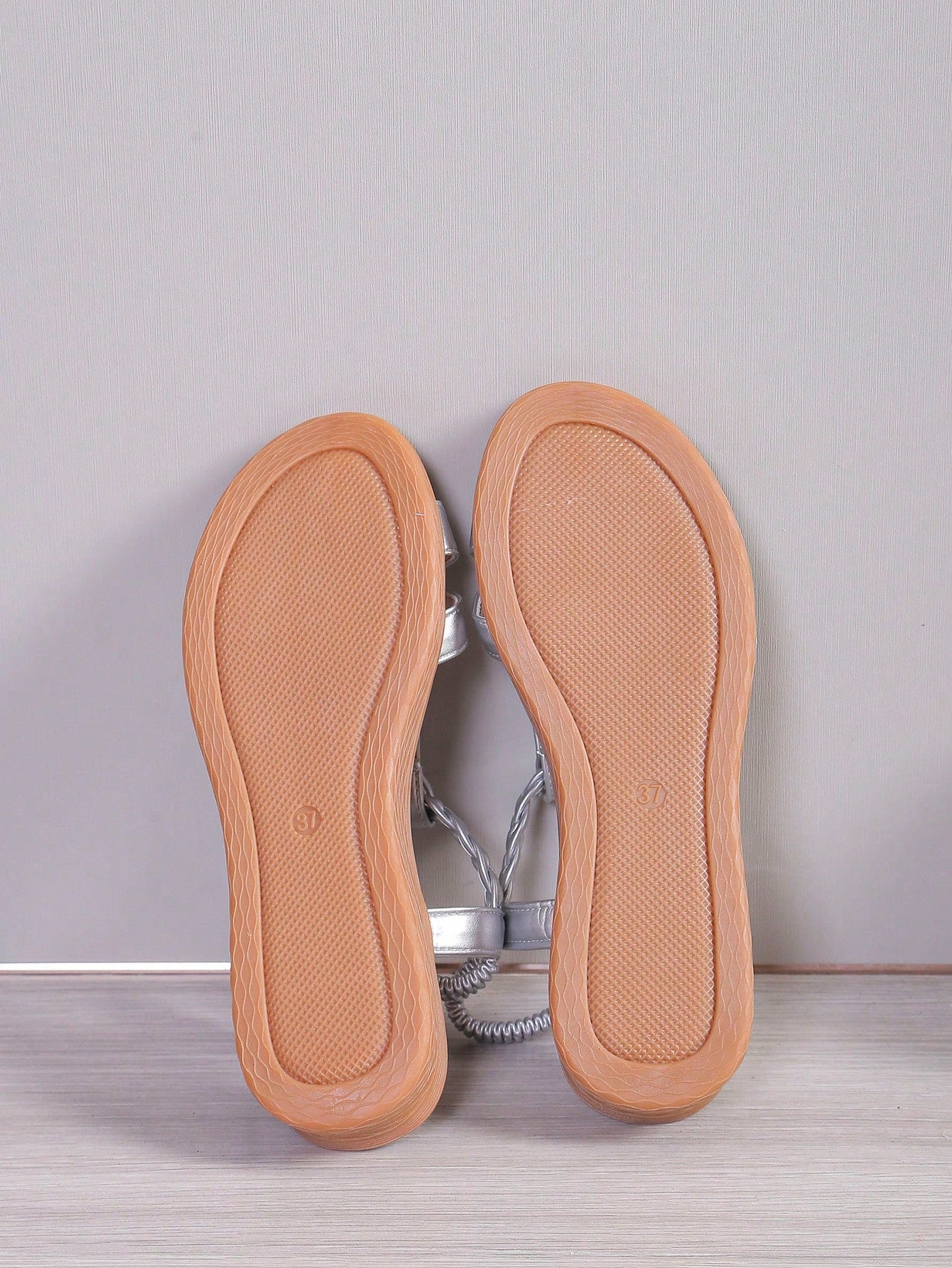 Women's bohemian rhinestone strappy flat sandals with open toe, designed as comfortable non-slip beach shoes.