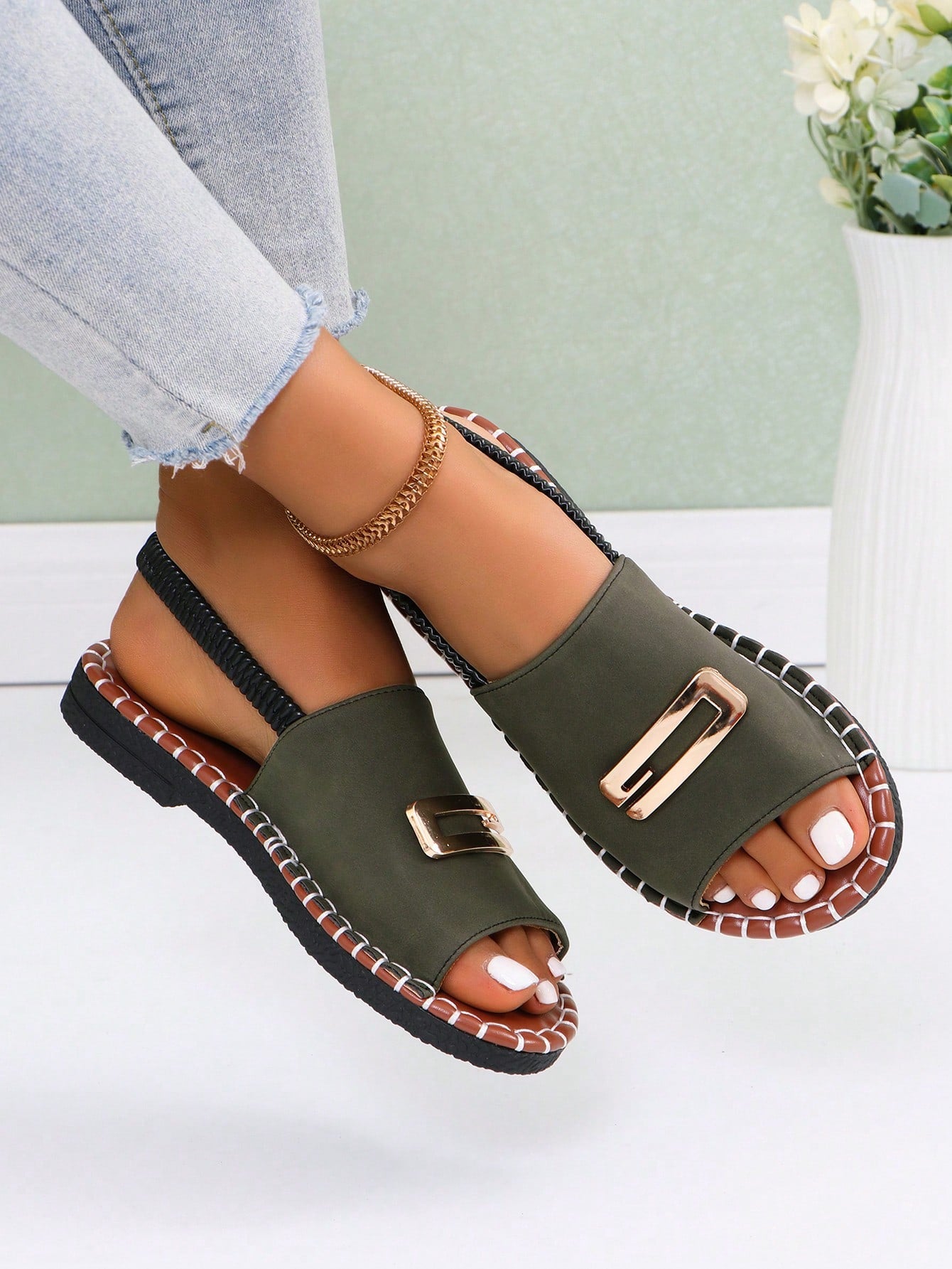 Women's flat thong sandal with floral print and adjustable buckle strap, open-toe gladiator style for indoor and outdoor wear