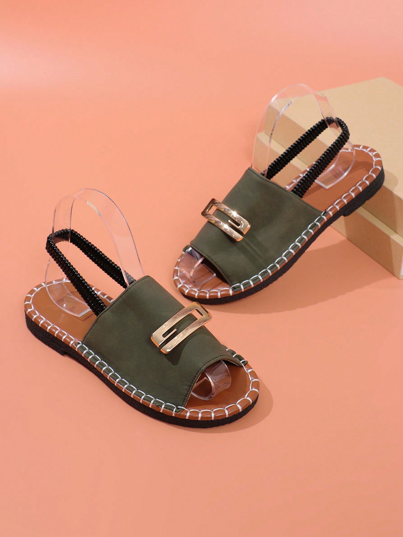 Women's flat thong sandal with floral print and adjustable buckle strap, open-toe gladiator style for indoor and outdoor wear
