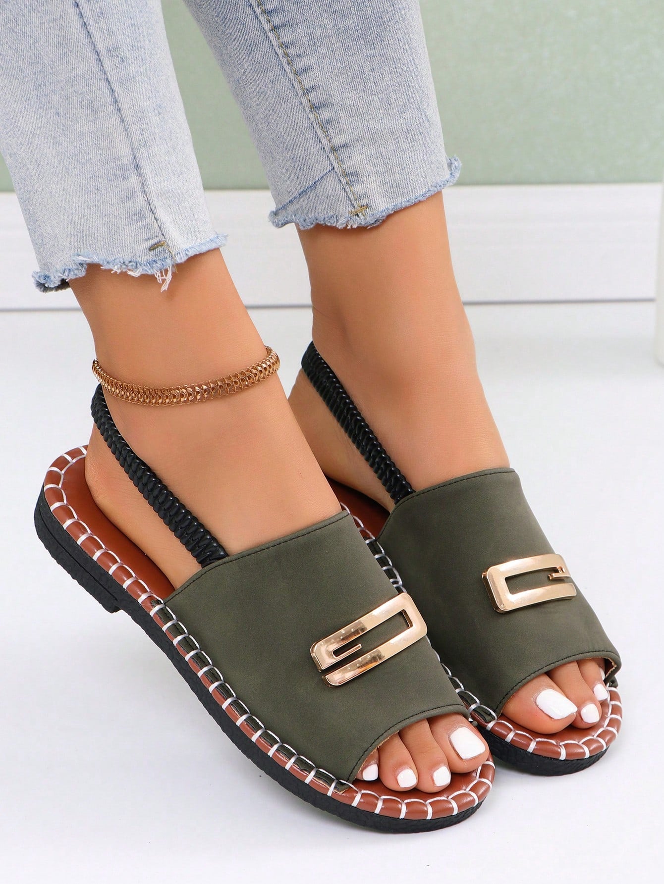 Women's flat thong sandal with floral print and adjustable buckle strap, open-toe gladiator style for indoor and outdoor wear
