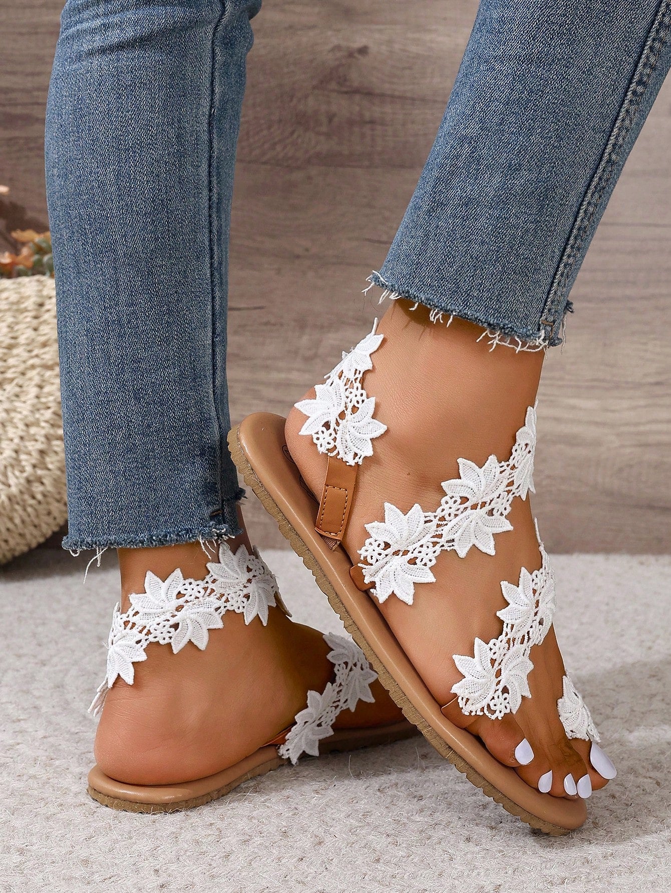 Women's white appliques decor slingback thong flat sandals with toe post, beach style, and animal and plants pattern.