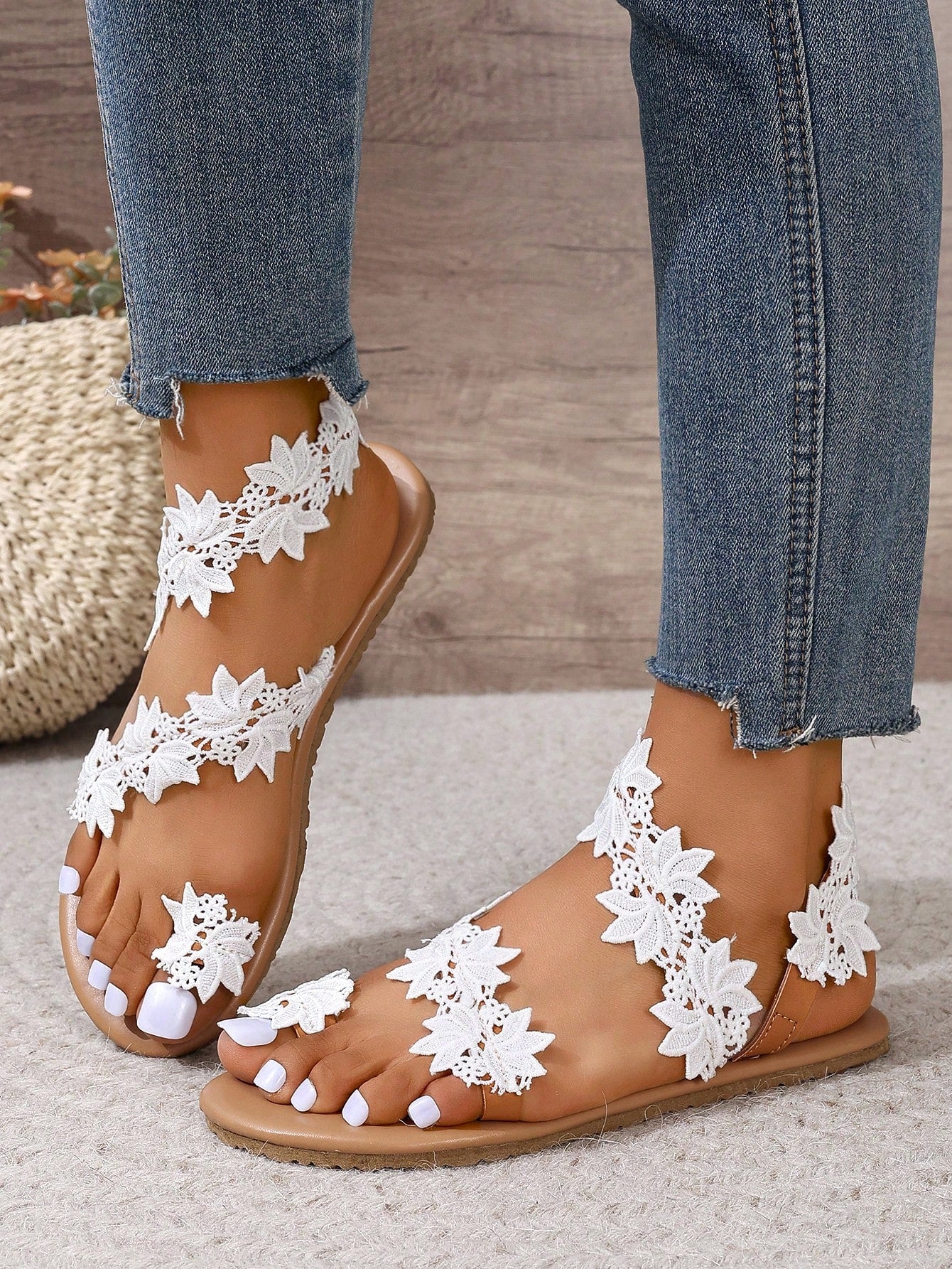 Women's white appliques decor slingback thong flat sandals with toe post, beach style, and animal and plants pattern.