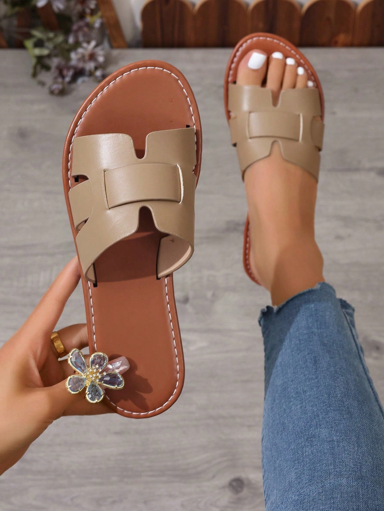 Women's open-toe flat slide sandals with slip-on design and metal decoration, suitable for outdoor casual summer wear.