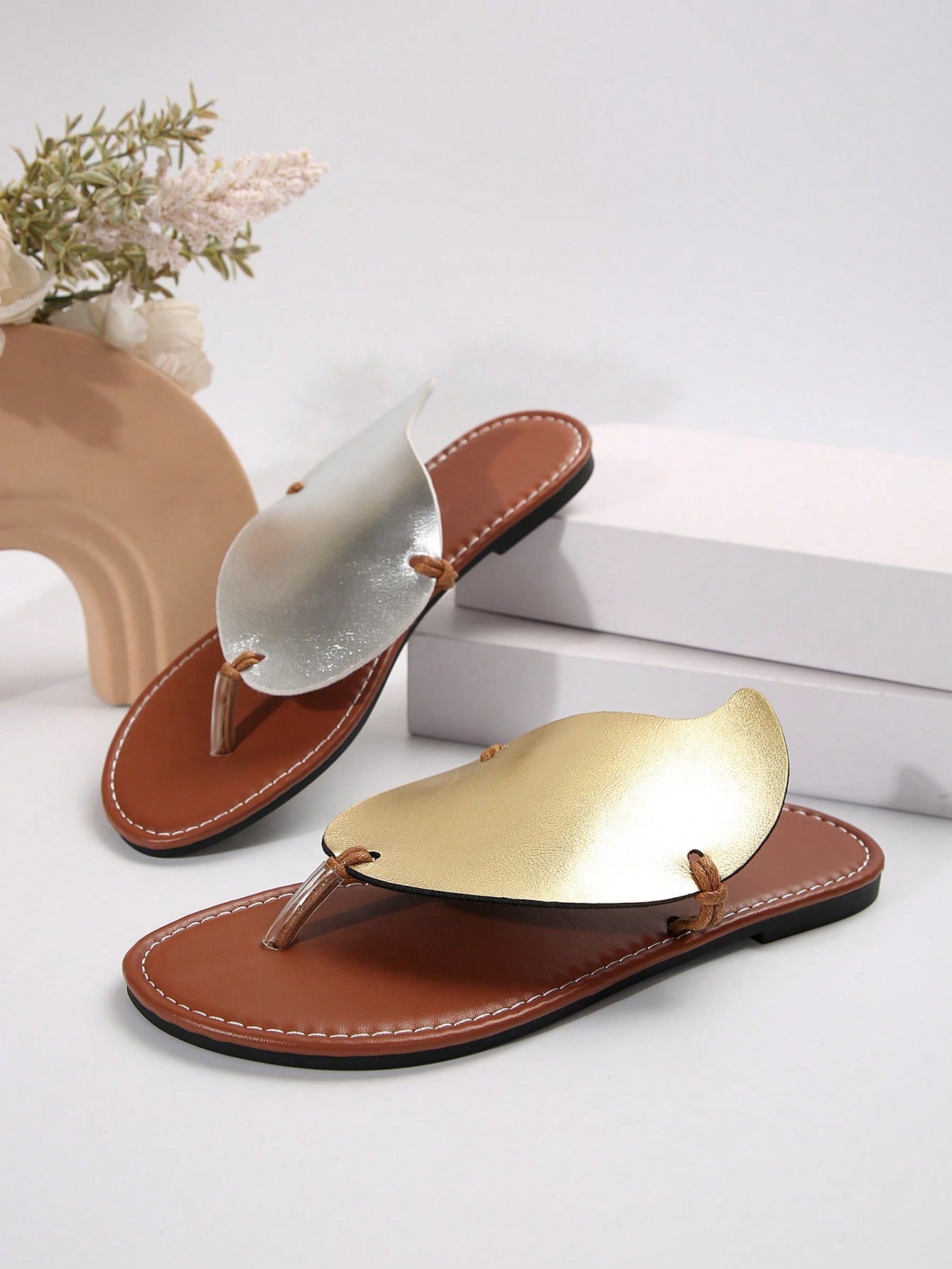 Women’s dual-color mango print flat flip flop slides with toe post, PU upper, and rubber outsole, designed for casual outdoor and beach wear.