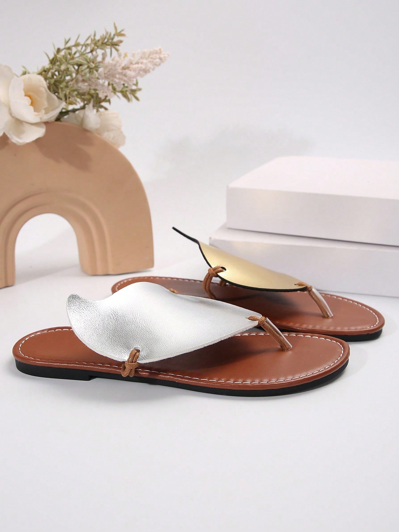 Women’s dual-color mango print flat flip flop slides with toe post, PU upper, and rubber outsole, designed for casual outdoor and beach wear.