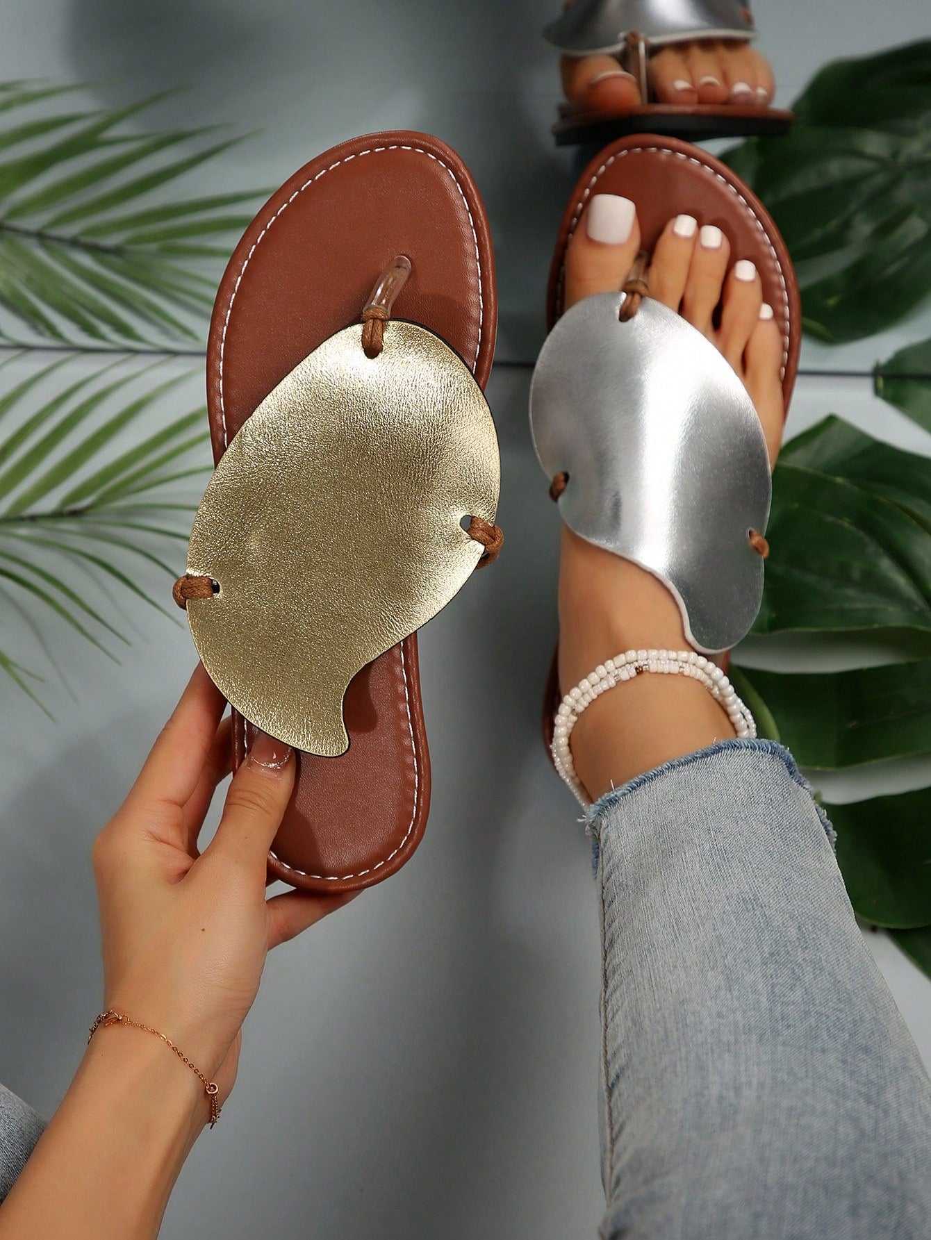 Women’s dual-color mango print flat flip flop slides with toe post, PU upper, and rubber outsole, designed for casual outdoor and beach wear.
