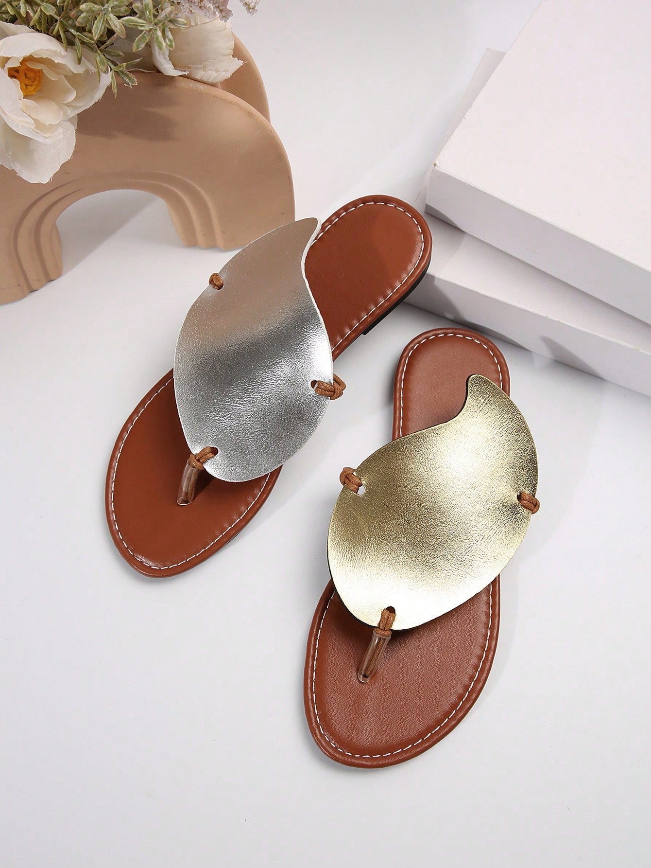 Women’s dual-color mango print flat flip flop slides with toe post, PU upper, and rubber outsole, designed for casual outdoor and beach wear.