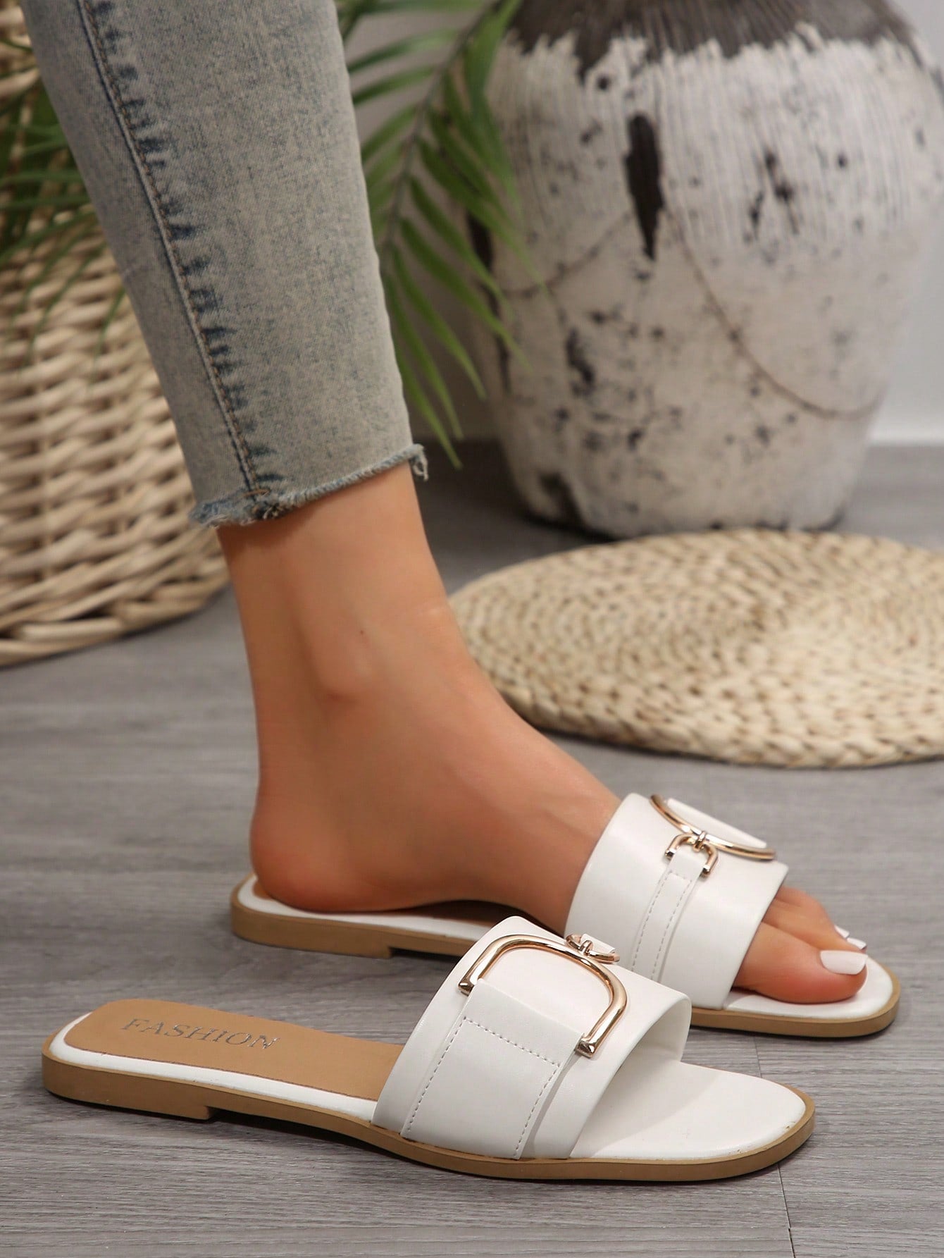 Women's chic flat sandals with ankle strap, cut-out design, colorblock pattern, and open toe, suitable for casual streetwear and beach wear.