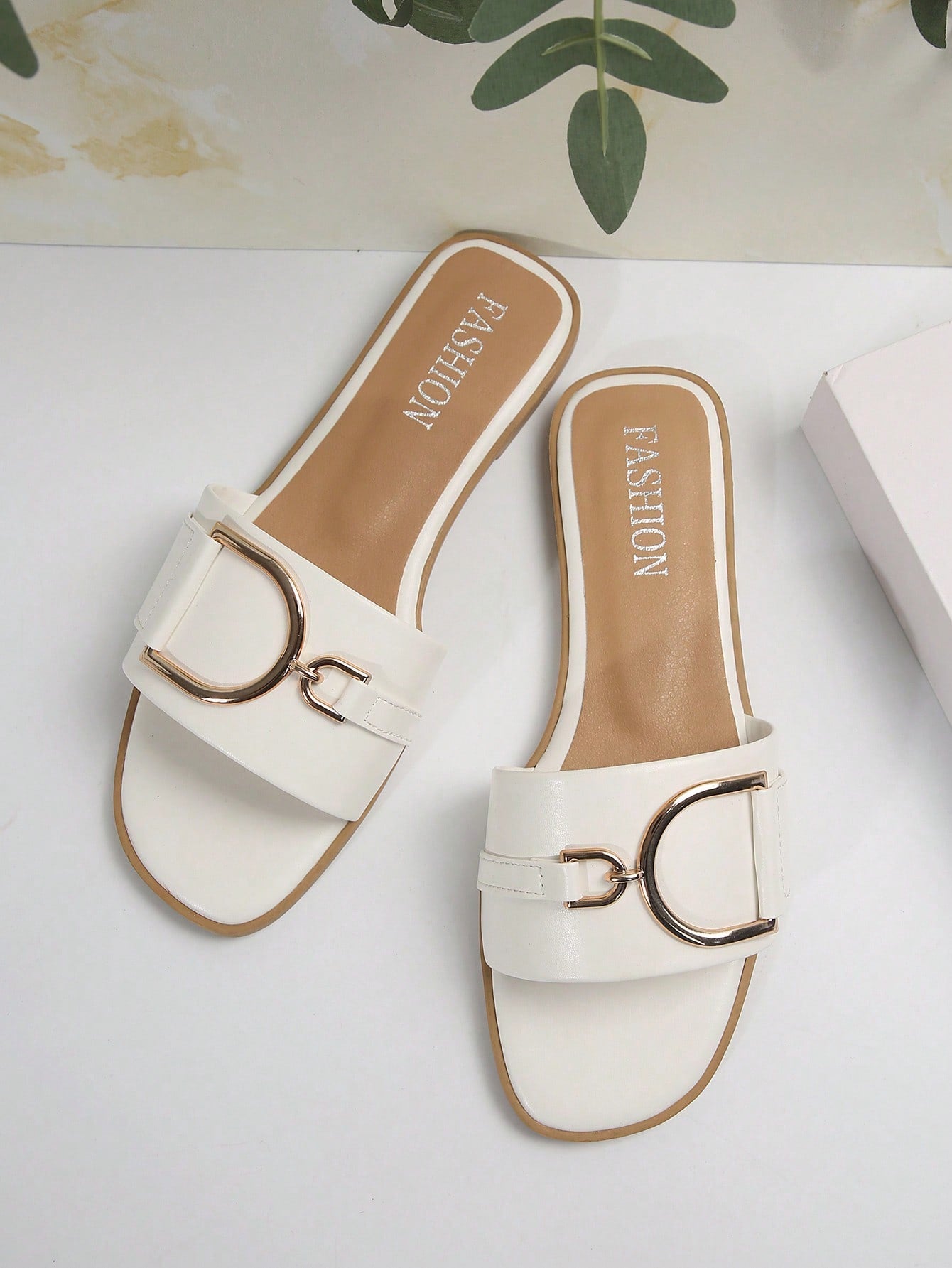 Women's chic flat sandals with ankle strap, cut-out design, colorblock pattern, and open toe, suitable for casual streetwear and beach wear.