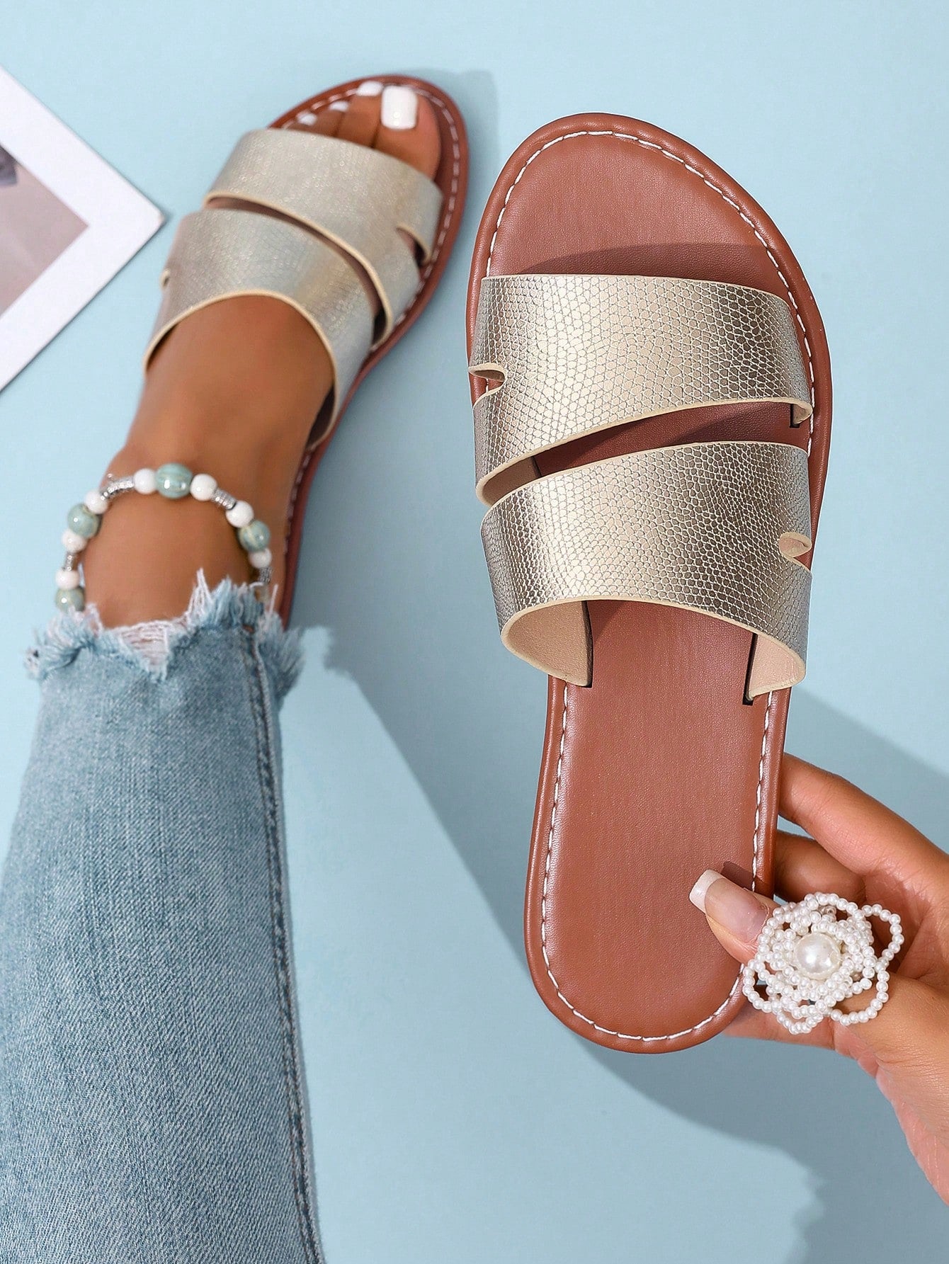 Women's casual flat slip-on slide sandals featuring an open toe design and chain detail, suitable for outdoor summer wear.