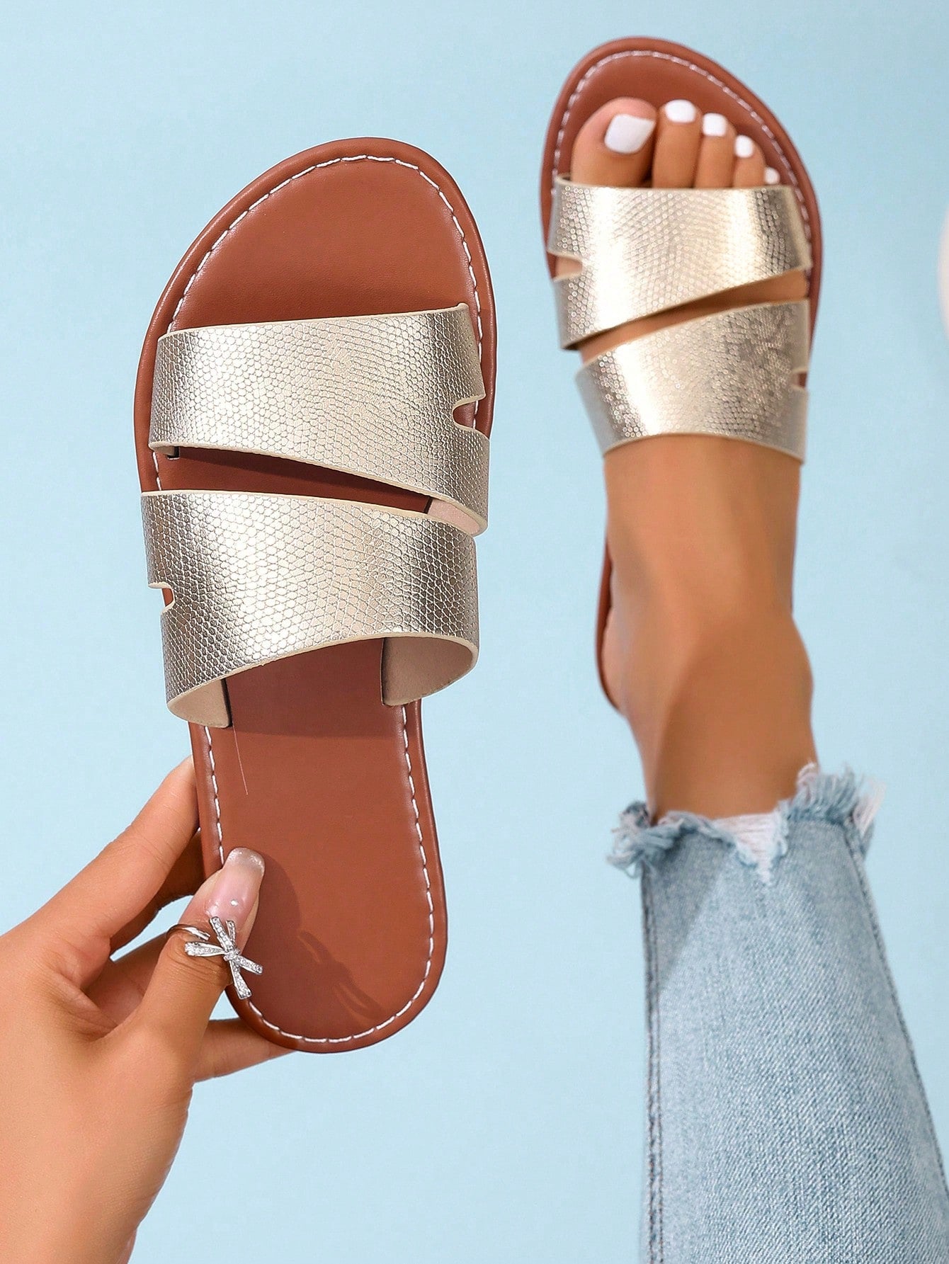 Women's casual flat slip-on slide sandals featuring an open toe design and chain detail, suitable for outdoor summer wear.