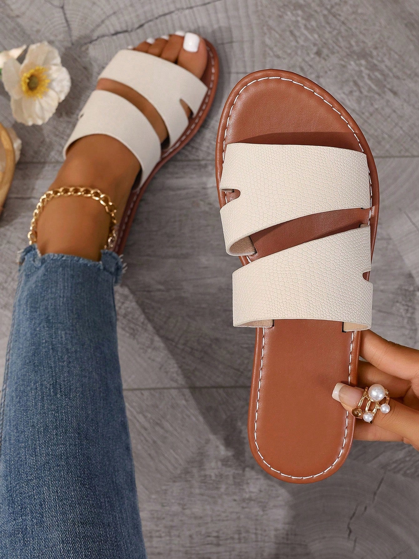 Women's casual flat slip-on slide sandals featuring an open toe design and chain detail, suitable for outdoor summer wear.