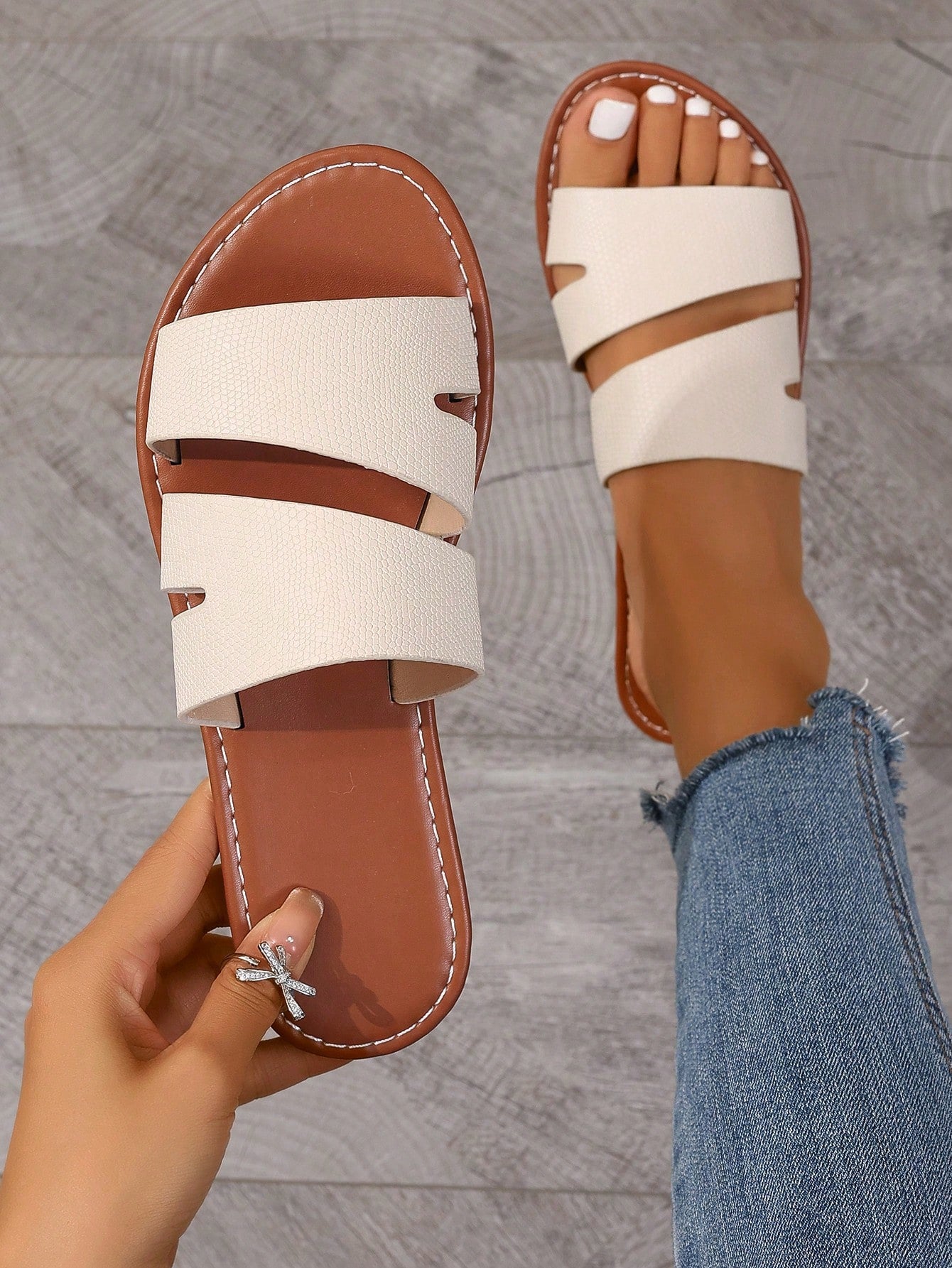 Women's casual flat slip-on slide sandals featuring an open toe design and chain detail, suitable for outdoor summer wear.