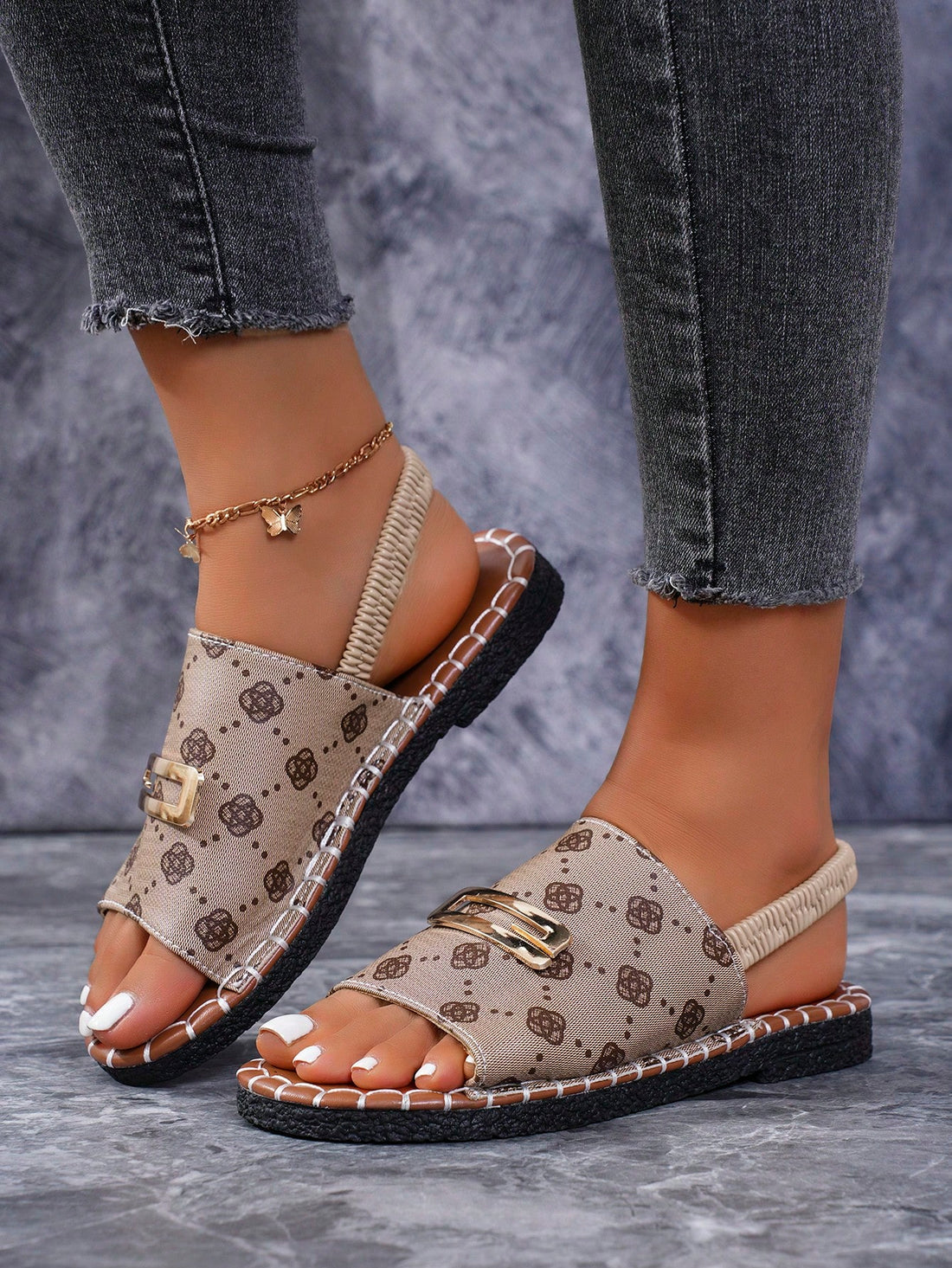 Women's flat thong sandal with floral print and adjustable buckle strap, open-toe gladiator style for indoor and outdoor wear