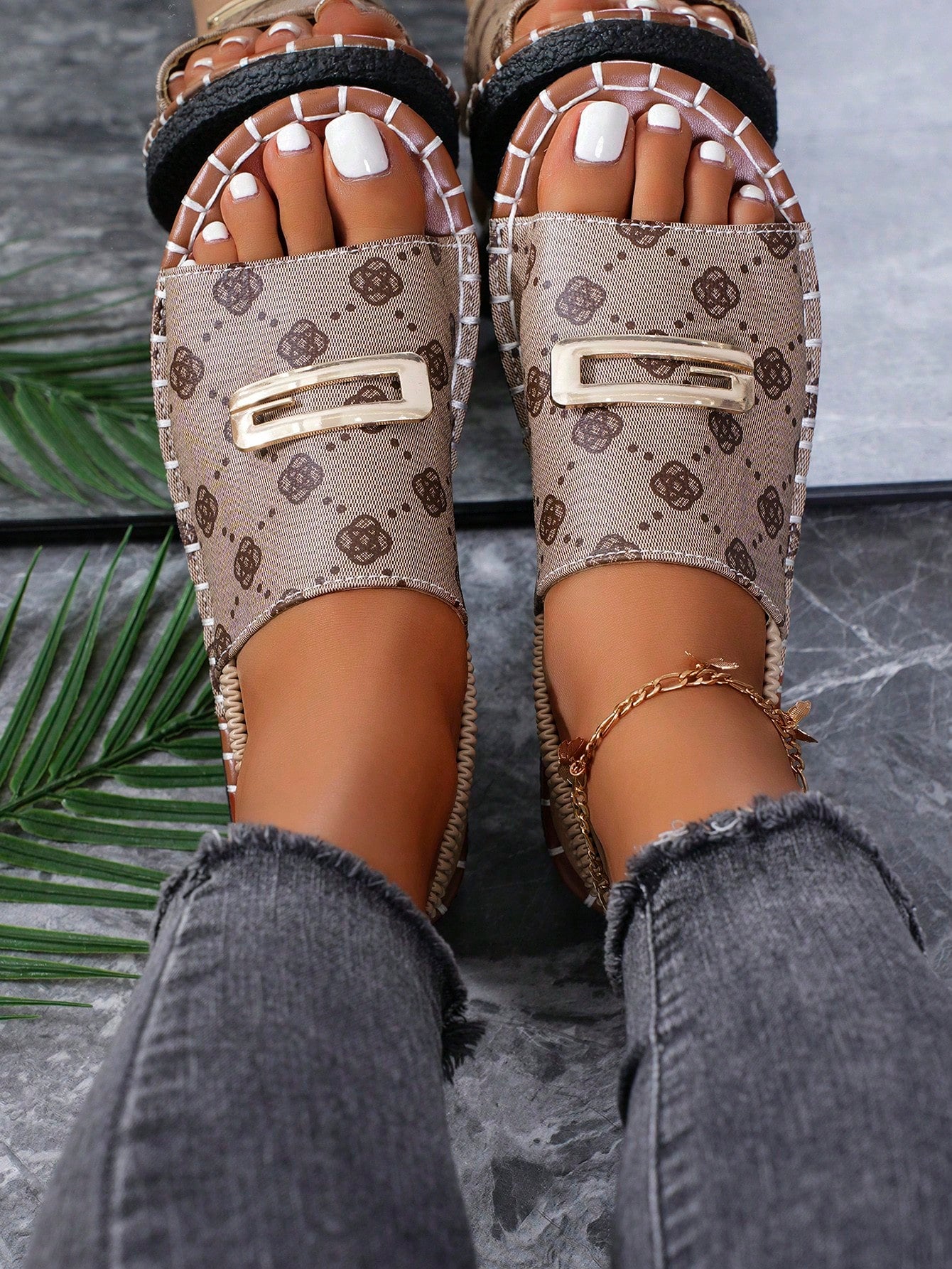 Women's flat thong sandal with floral print and adjustable buckle strap, open-toe gladiator style for indoor and outdoor wear