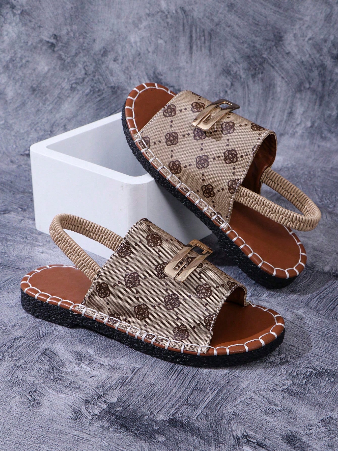 Women's flat thong sandal with floral print and adjustable buckle strap, open-toe gladiator style for indoor and outdoor wear