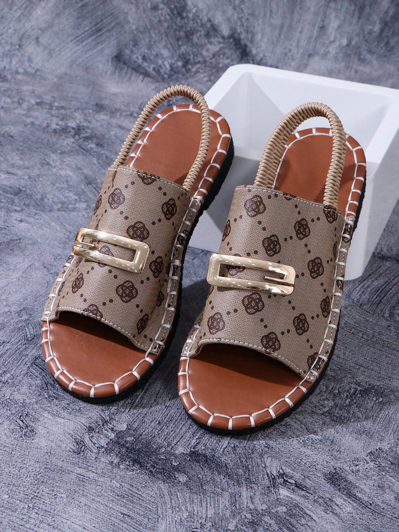 Women's flat thong sandal with floral print and adjustable buckle strap, open-toe gladiator style for indoor and outdoor wear