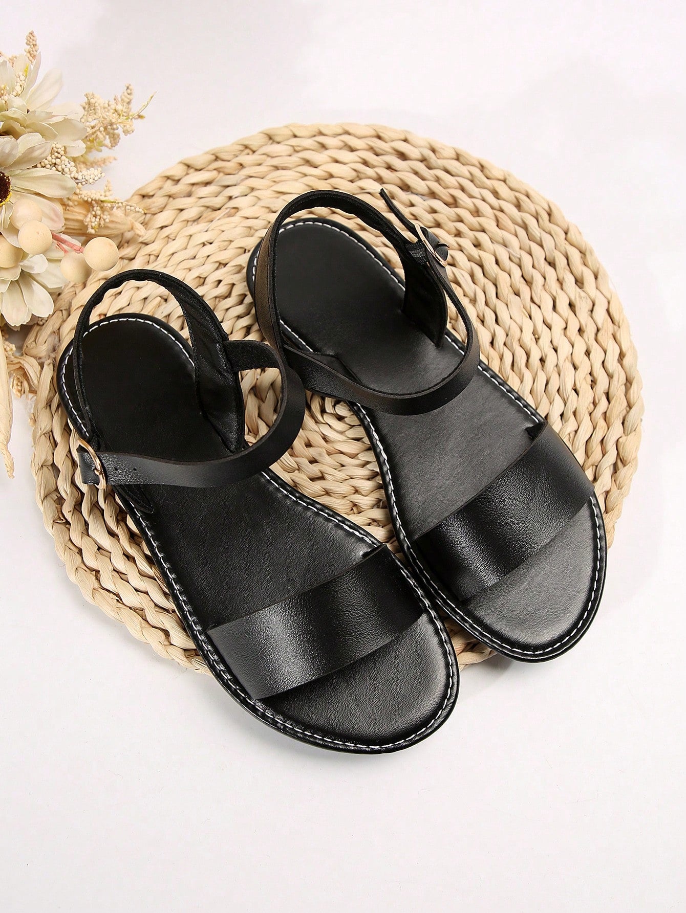 Women’s flat slide sandals with cut-out Roman-style straps and open-toe design, suitable for casual beach and home wear.