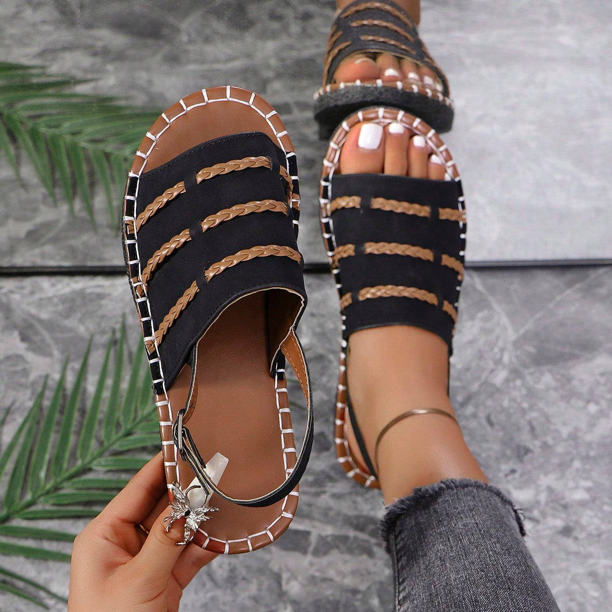 Women's flat thong sandal with floral print and adjustable buckle strap, open-toe gladiator style for indoor and outdoor wear