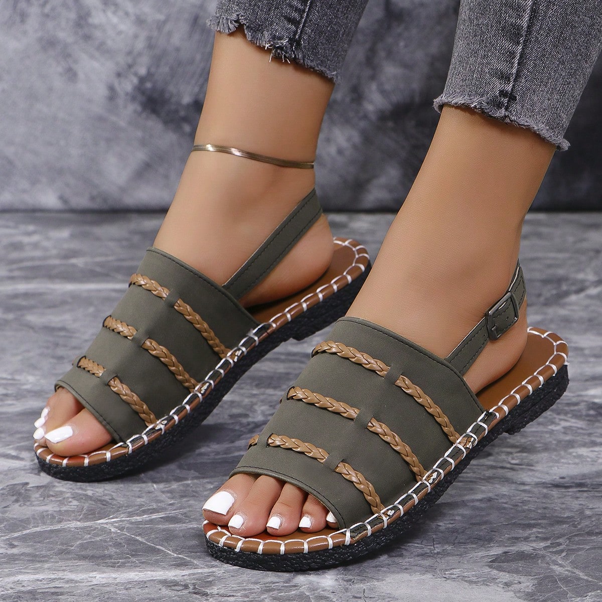 Women's flat thong sandal with floral print and adjustable buckle strap, open-toe gladiator style for indoor and outdoor wear
