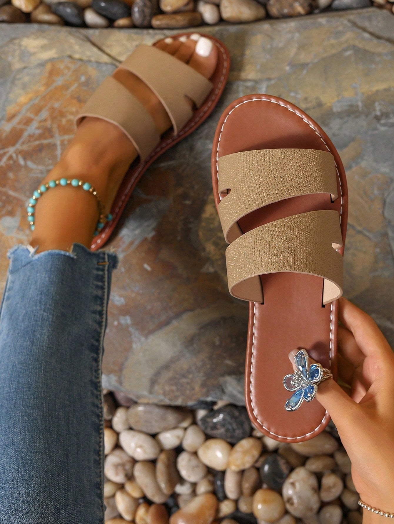 Women's casual flat slip-on slide sandals featuring an open toe design and chain detail, suitable for outdoor summer wear.
