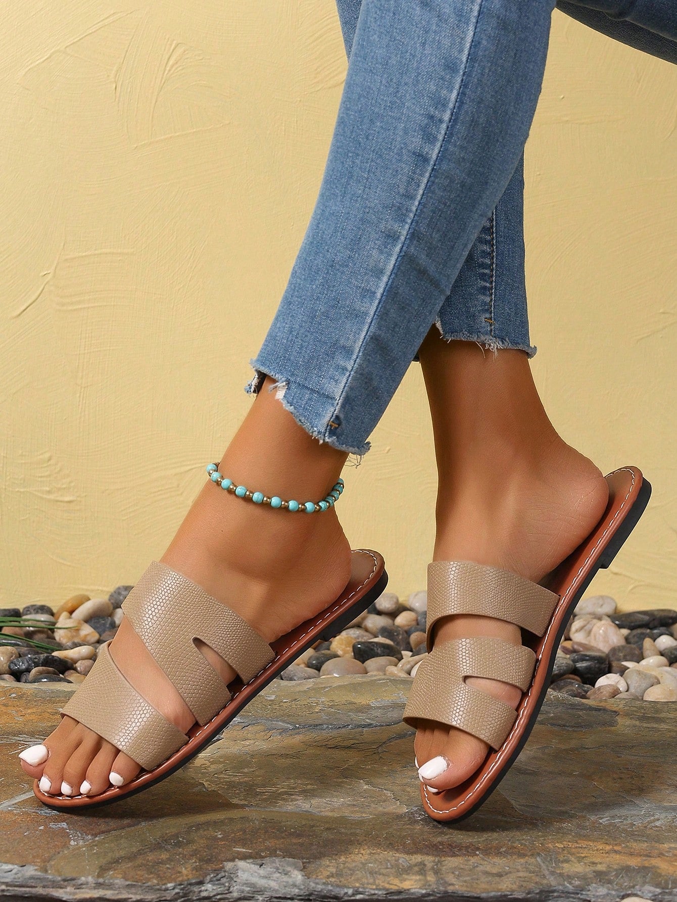 Women's casual flat slip-on slide sandals featuring an open toe design and chain detail, suitable for outdoor summer wear.