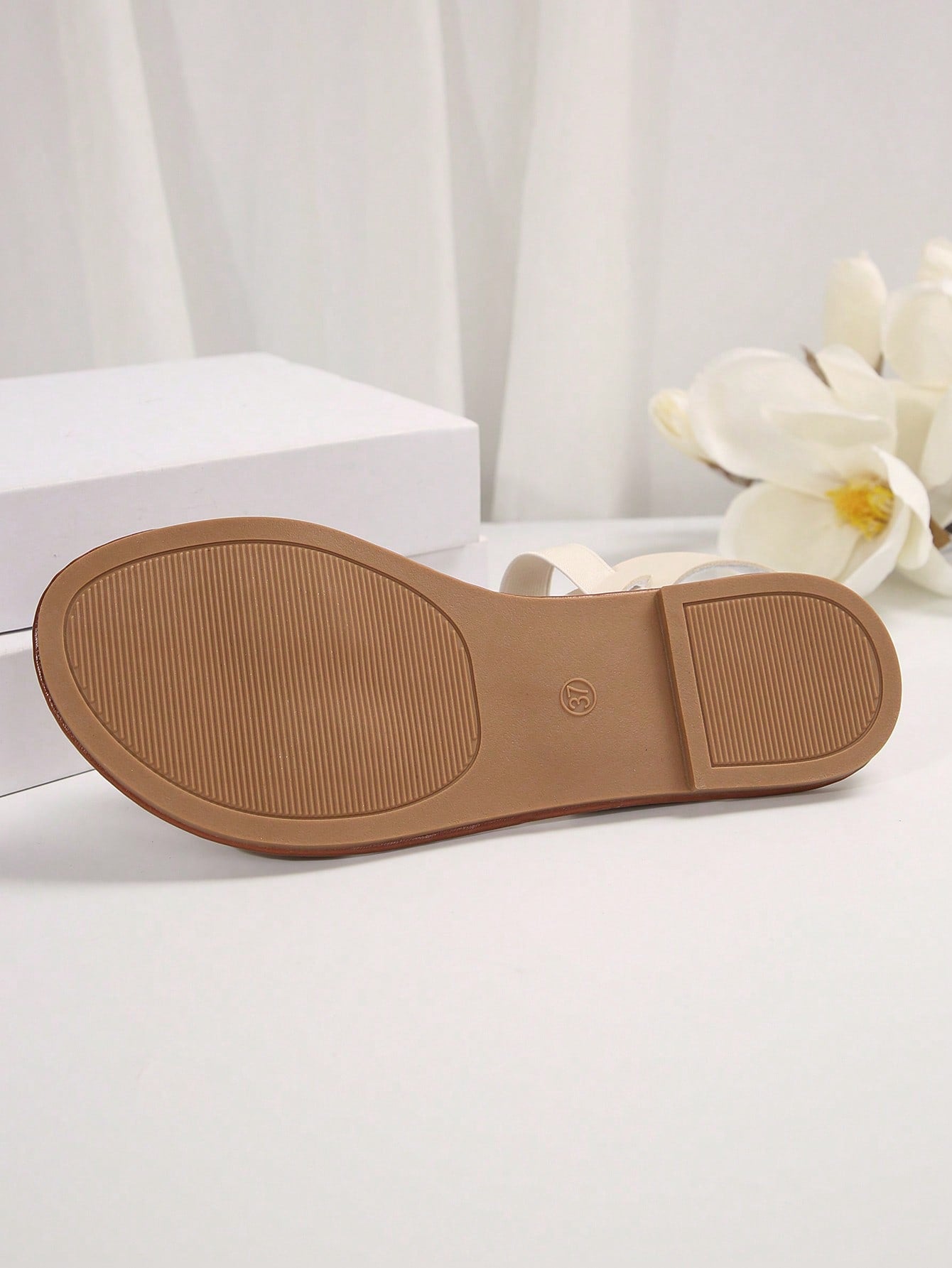 Women’s flat slide sandals with cut-out Roman-style straps and open-toe design, suitable for casual beach and home wear.